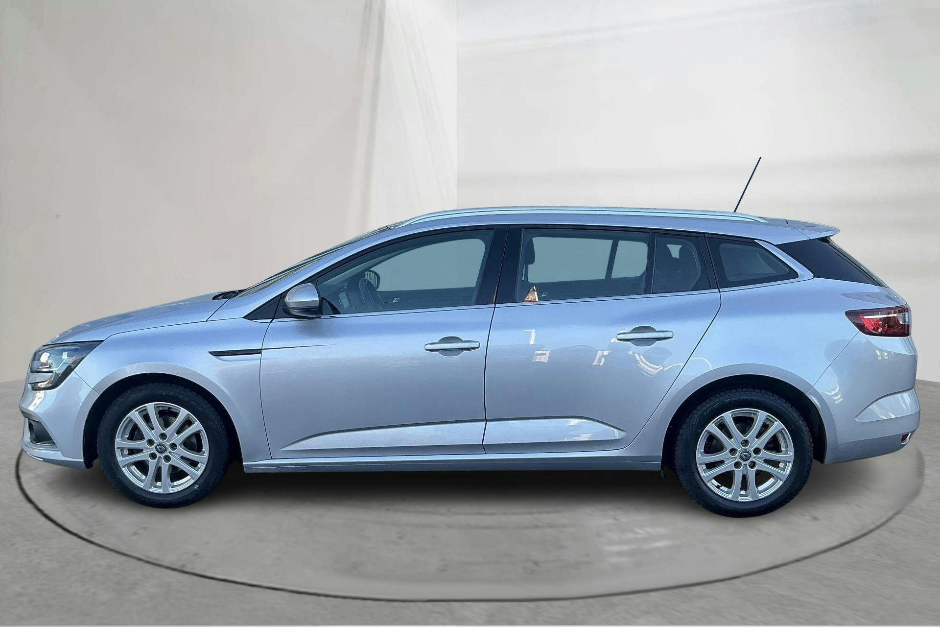 Presentation photo 2 of 12: Renault Mégane 1.5 dCi Sport Tourer (115hk) - 119 910 km - Automatic - silver - 2020