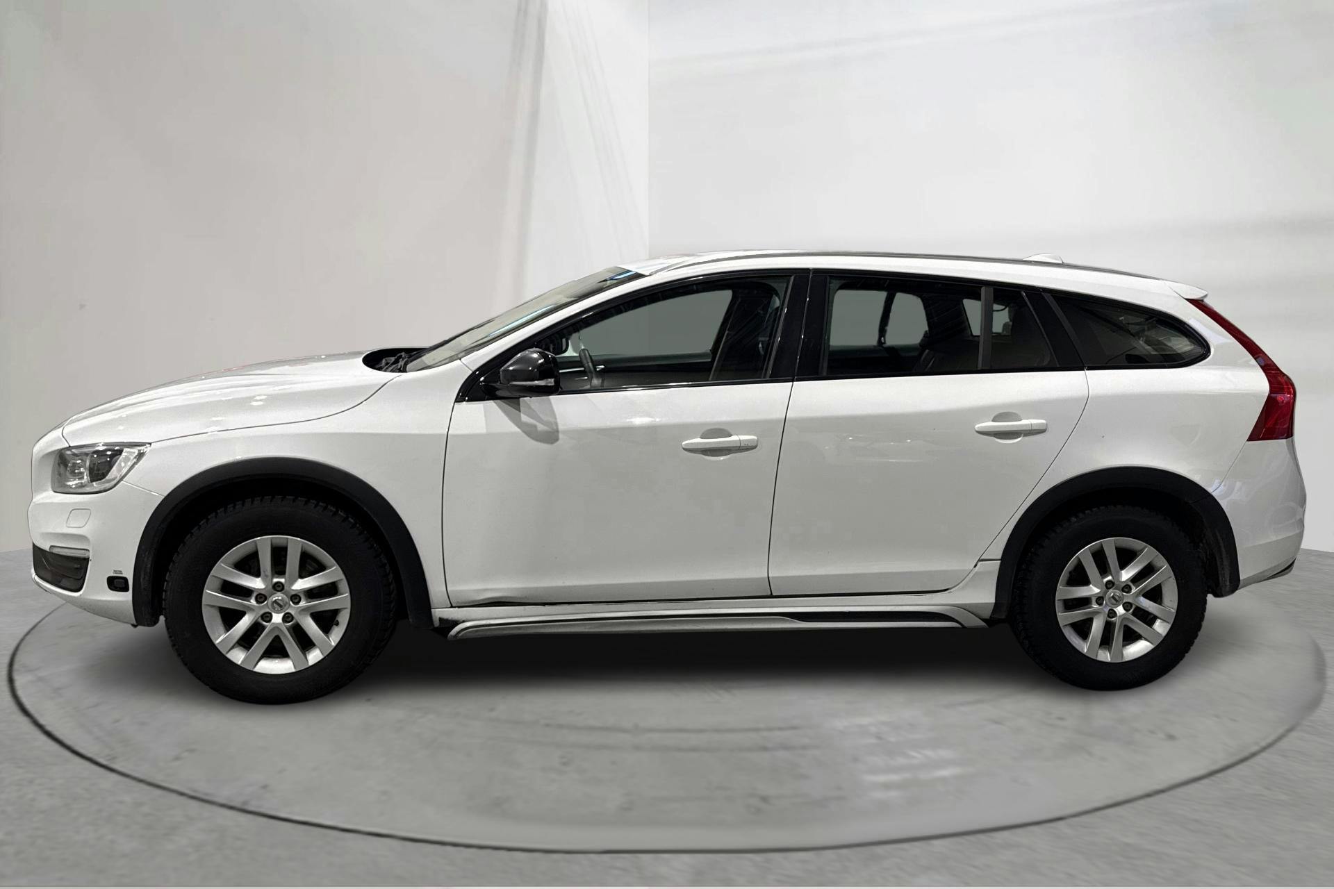 Presentation photo 2 of 13: Volvo V60 D3 Cross Country (150hk) - 231 030 km - Automatic - white - 2018