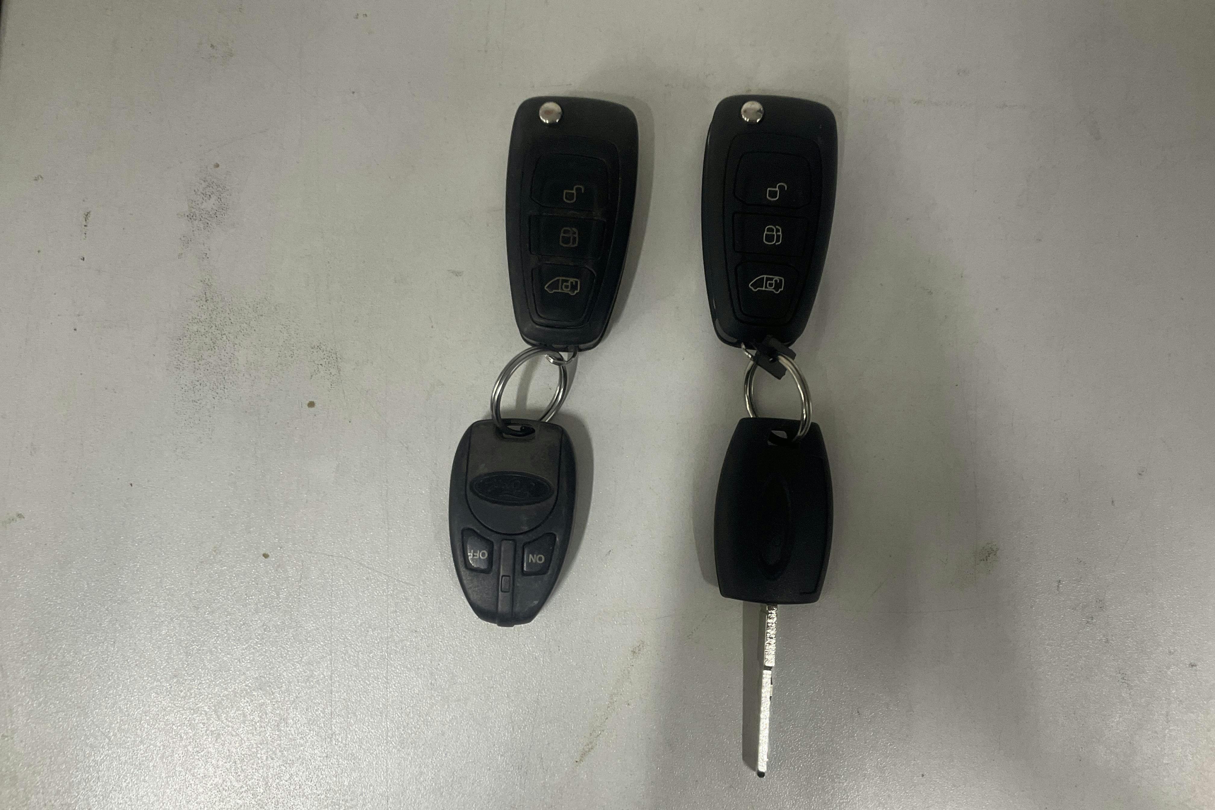 Presentation photo 15 of 15: Ford Transit Custom 300 (170hk) - 204 460 km - Automatic - white - 2018