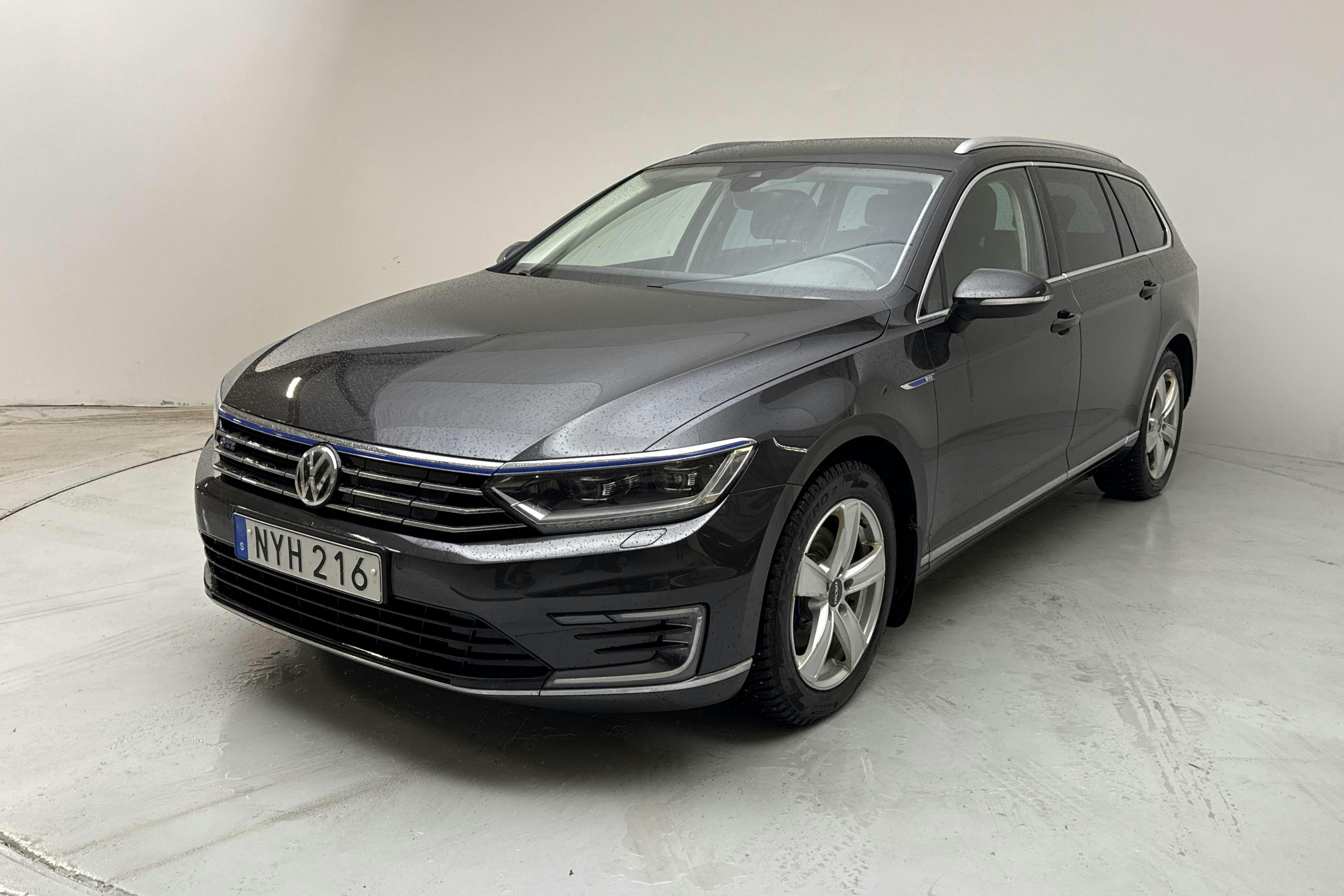 Presentation photo 1 of 18: VW Passat 1.4 Plug-in-Hybrid Sportscombi (218hk) - 136 110 km - Automatic - Dark Grey - 2018