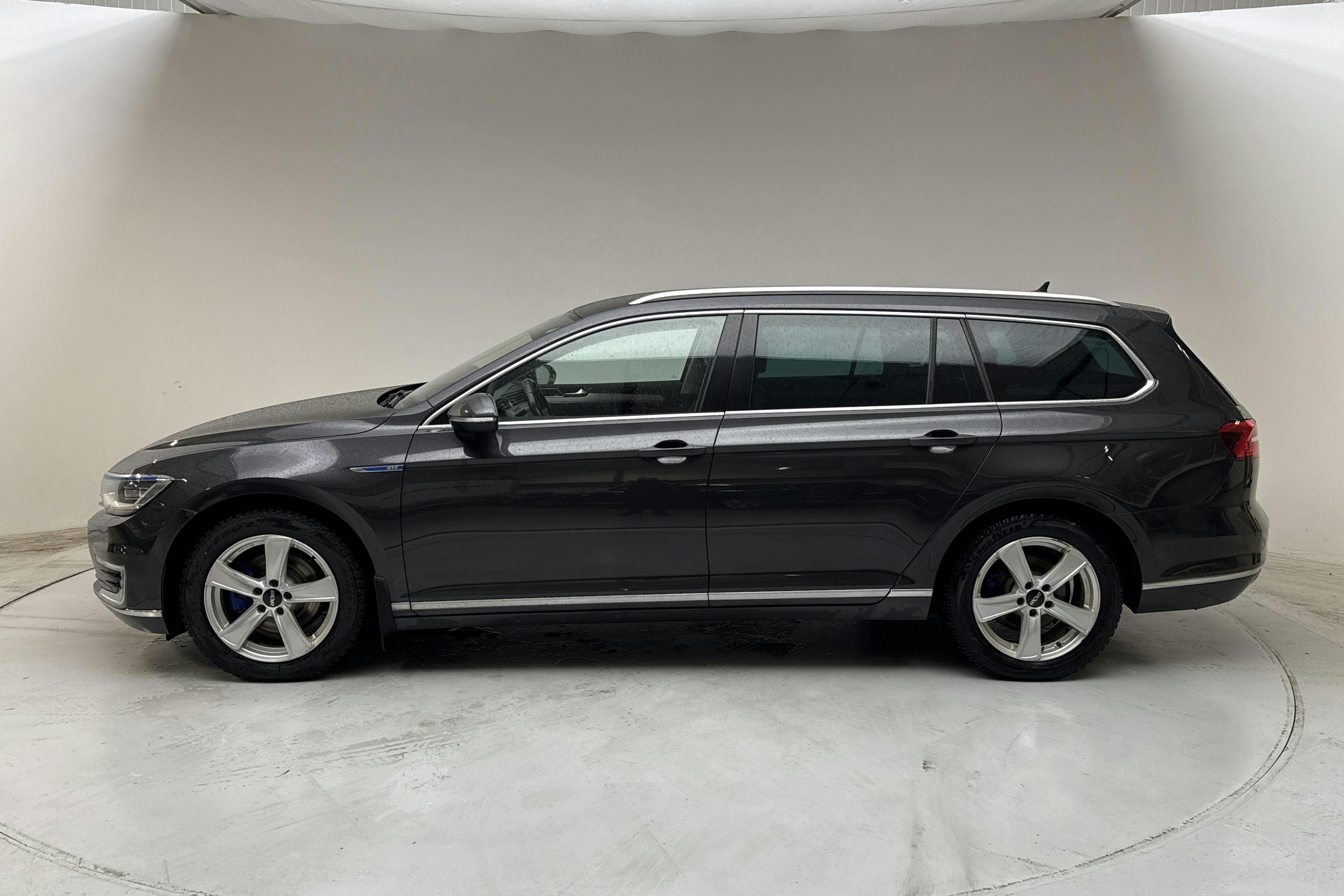 Presentation photo 2 of 18: VW Passat 1.4 Plug-in-Hybrid Sportscombi (218hk) - 136 110 km - Automatic - Dark Grey - 2018