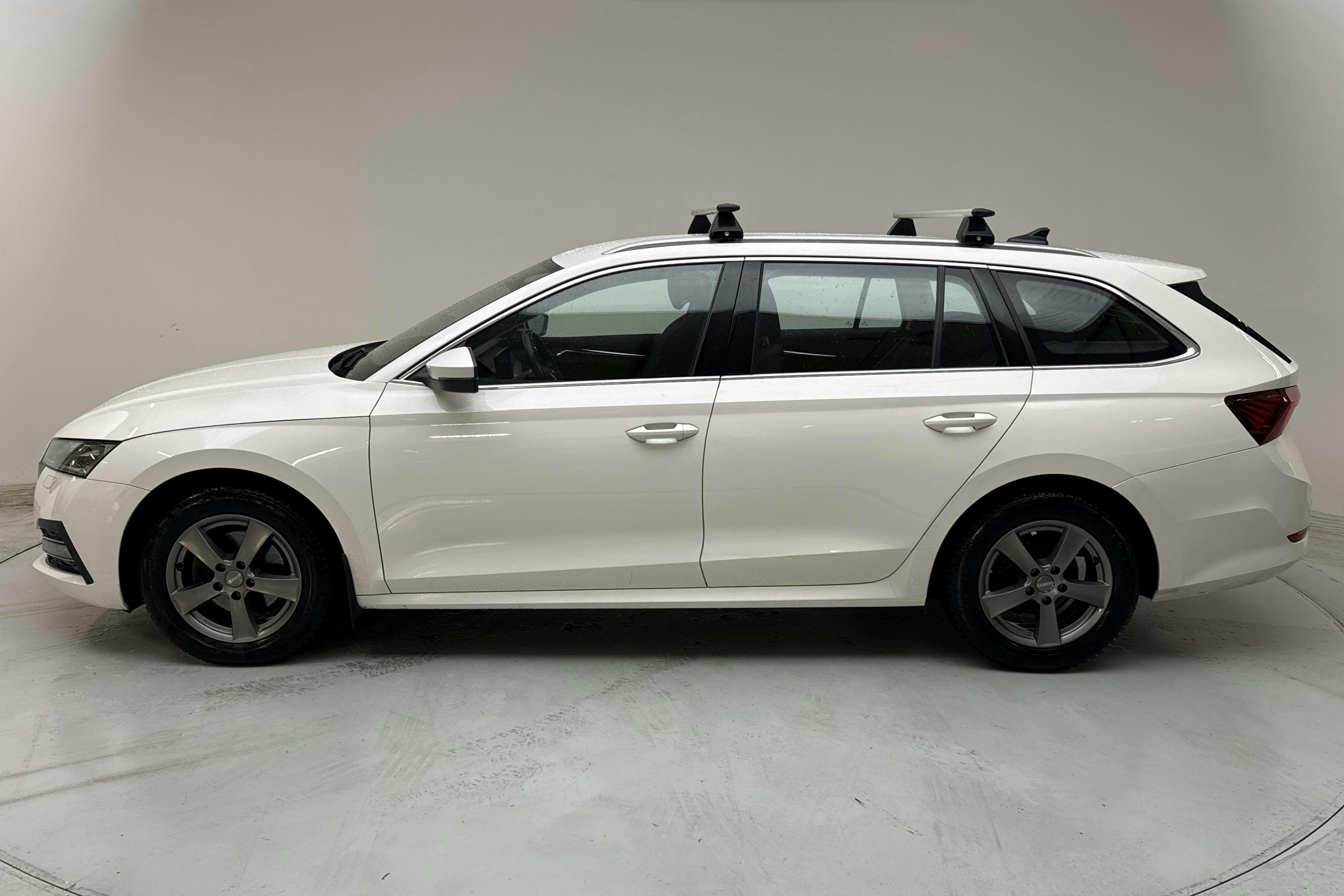 Presentation photo 2 of 13: Skoda Octavia TSI e-Tec mHEV Combi (110hk) - 148 430 km - Automatic - white - 2021