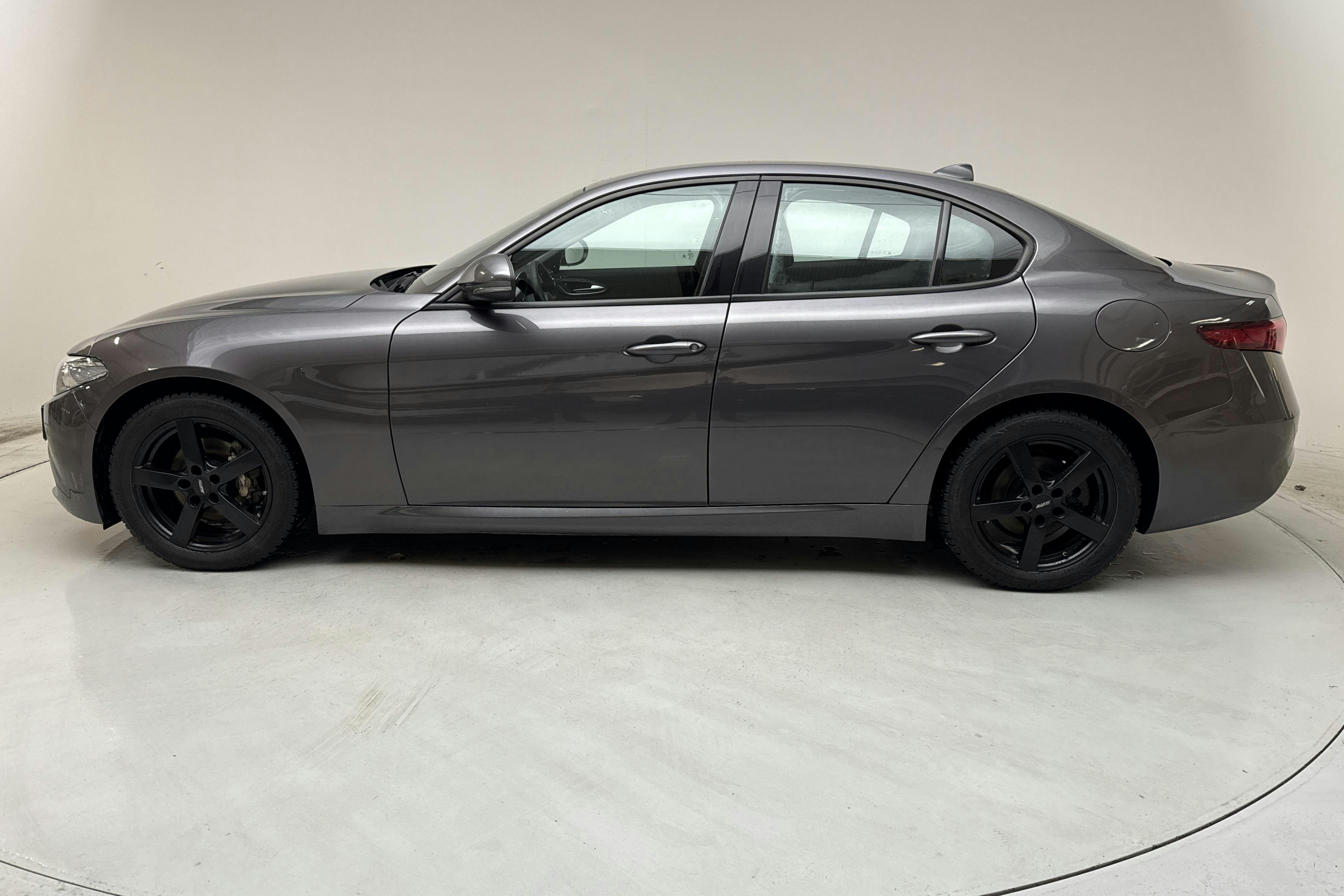 Presentationsfoto 2 av 13: Alfa Romeo Giulia 2.0 (200hk) - 11 830 mil - Automat - grå - 2019