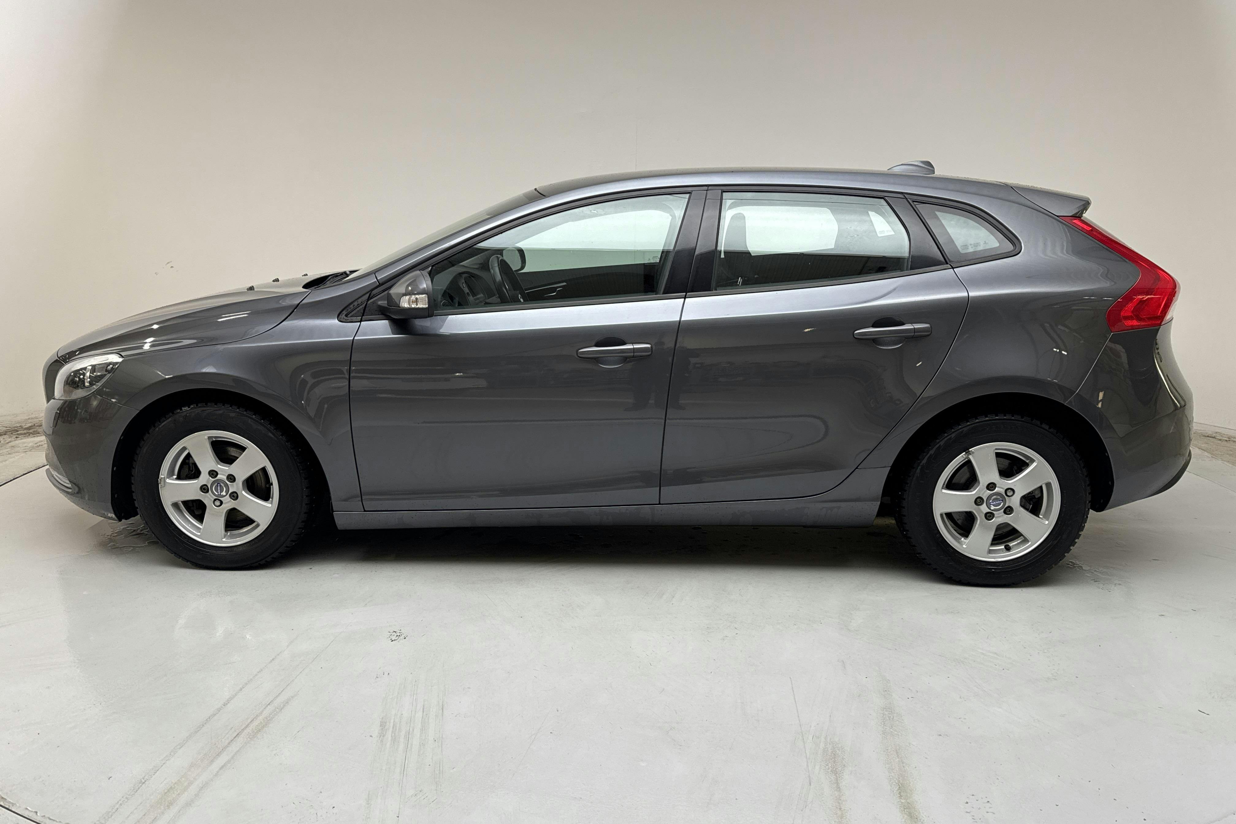 Presentation photo 2 of 13: Volvo V40 D2 (115hk) - 102 590 km - Manual - gray - 2013