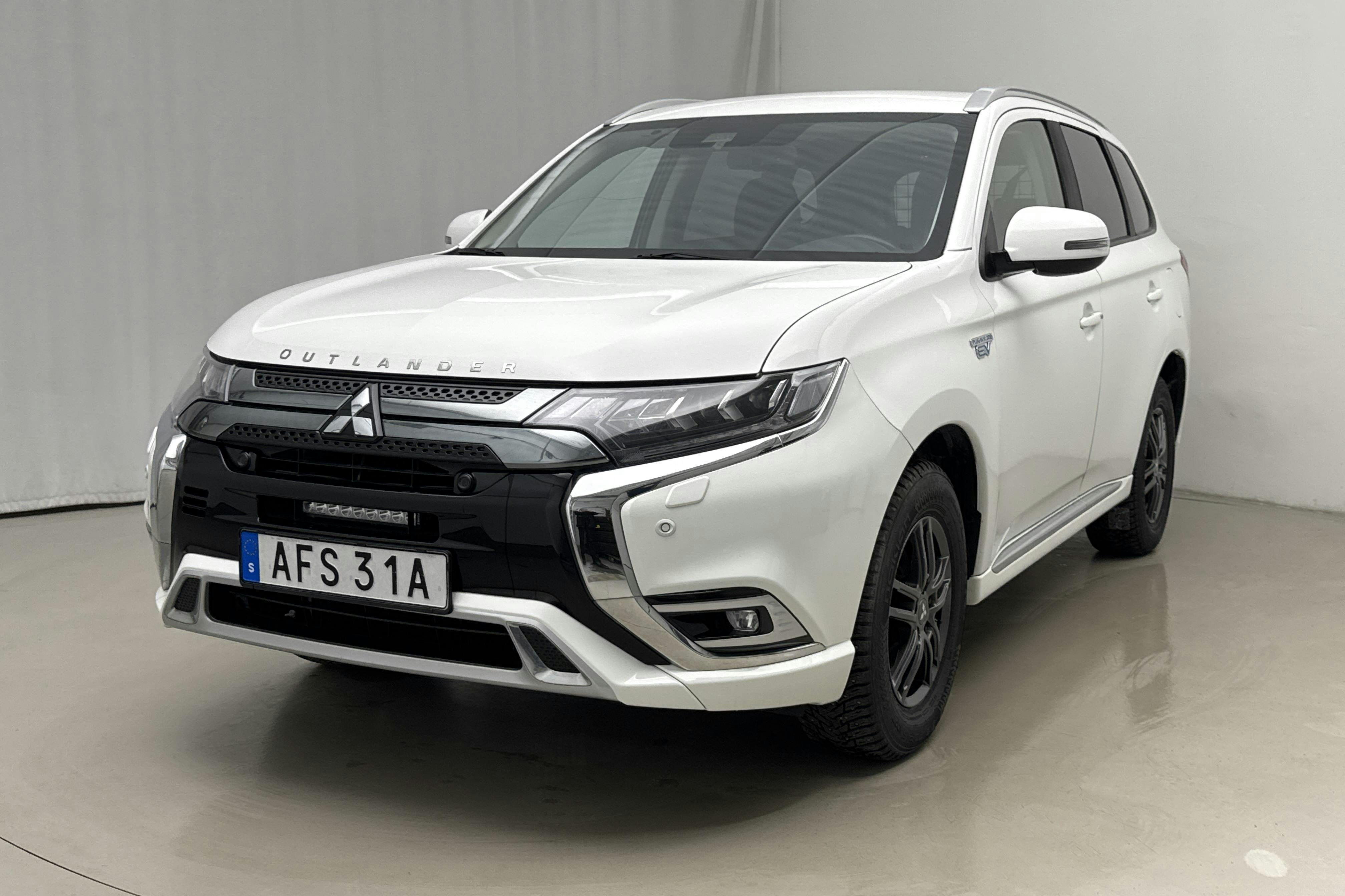 Presentation photo 1 of 19: Mitsubishi Outlander 2.4 Plug-in Hybrid 4WD (136hk) - 42 760 km - Automatic - white - 2020