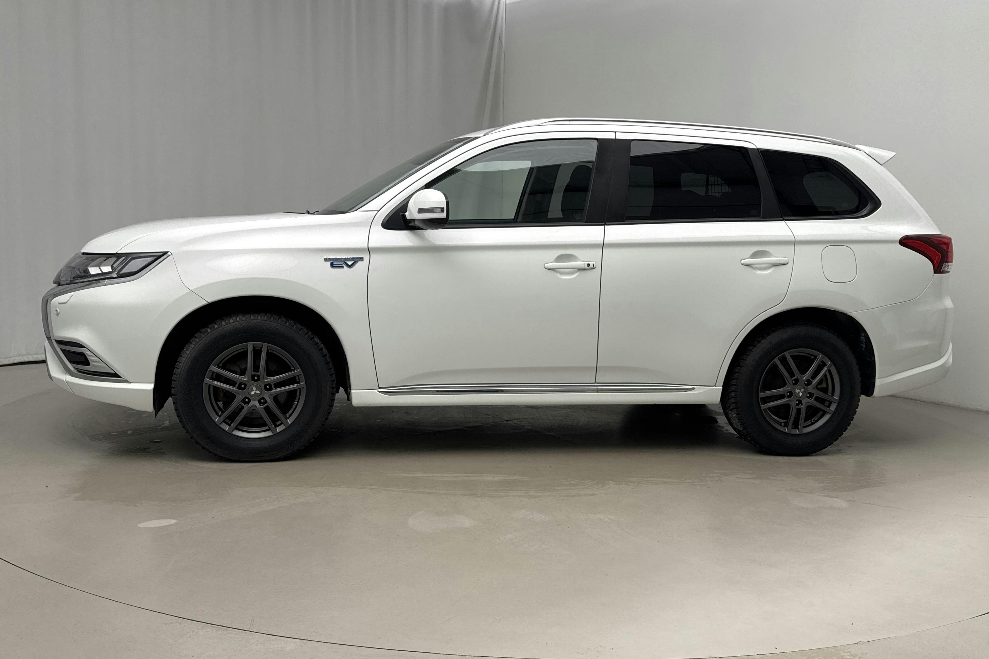 Presentation photo 2 of 19: Mitsubishi Outlander 2.4 Plug-in Hybrid 4WD (136hk) - 42 760 km - Automatic - white - 2020