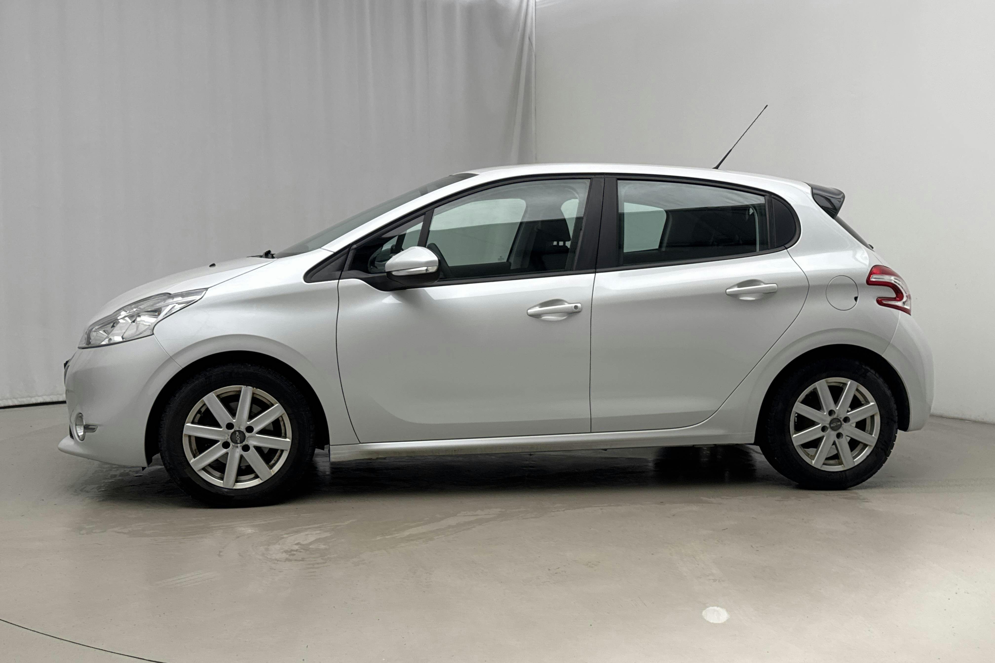Presentation photo 2 of 15: Peugeot 208 1.2 VTi 5dr (82hk) - 89 280 km - Automatic - white - 2015