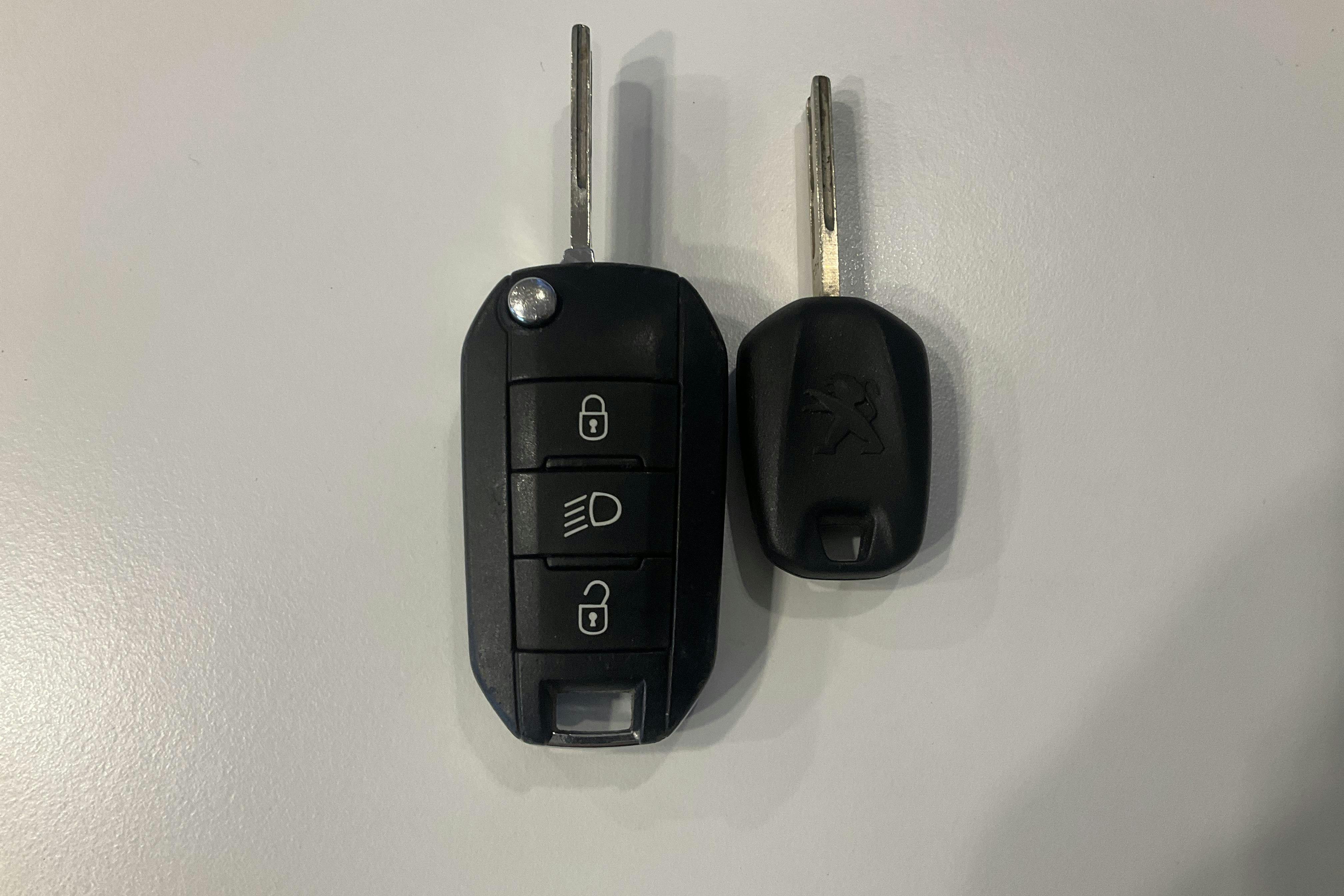 Presentation photo 15 of 15: Peugeot 208 1.2 VTi 5dr (82hk) - 89 280 km - Automatic - white - 2015