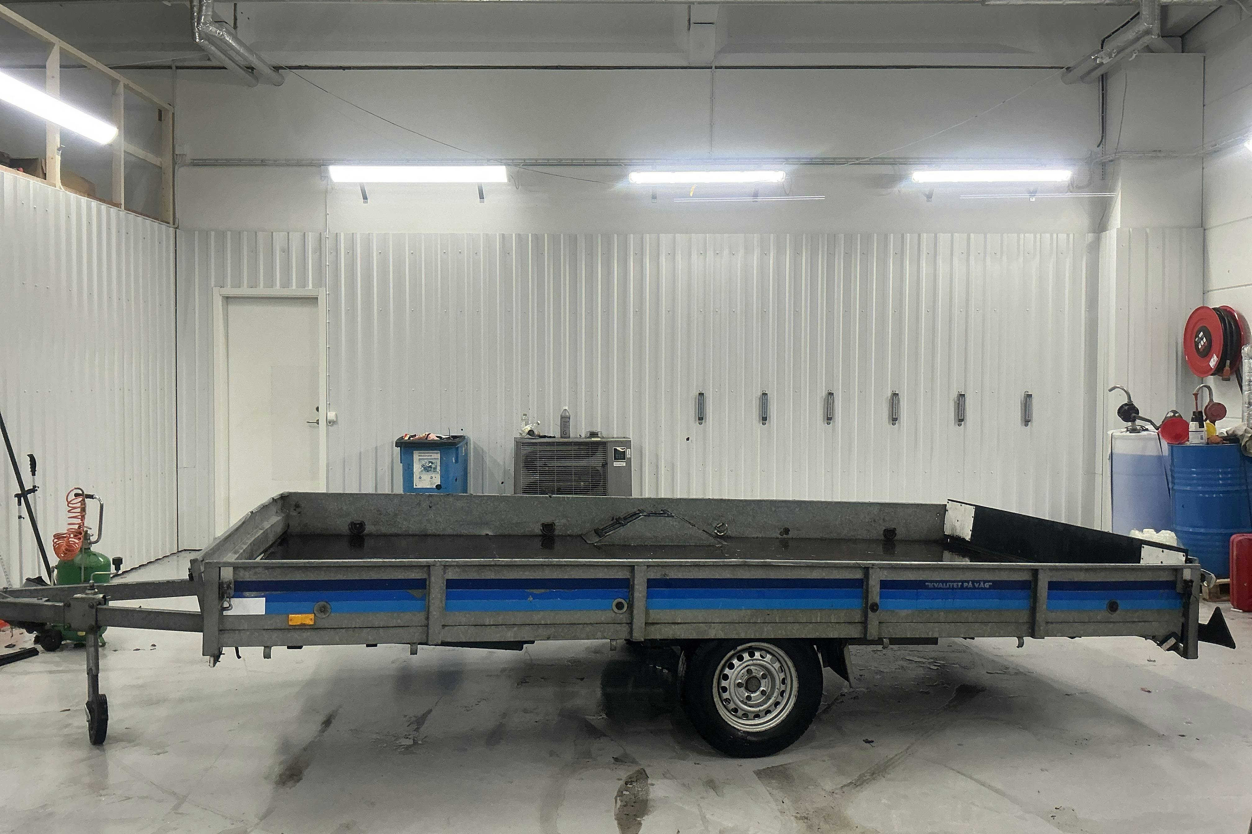 Presentation photo 2 of 11: LARSSONS SLÄP LS1300 IH Släpvagn med tippfunktion (Rep.Objekt) - 0 km - Light Grey - 2005