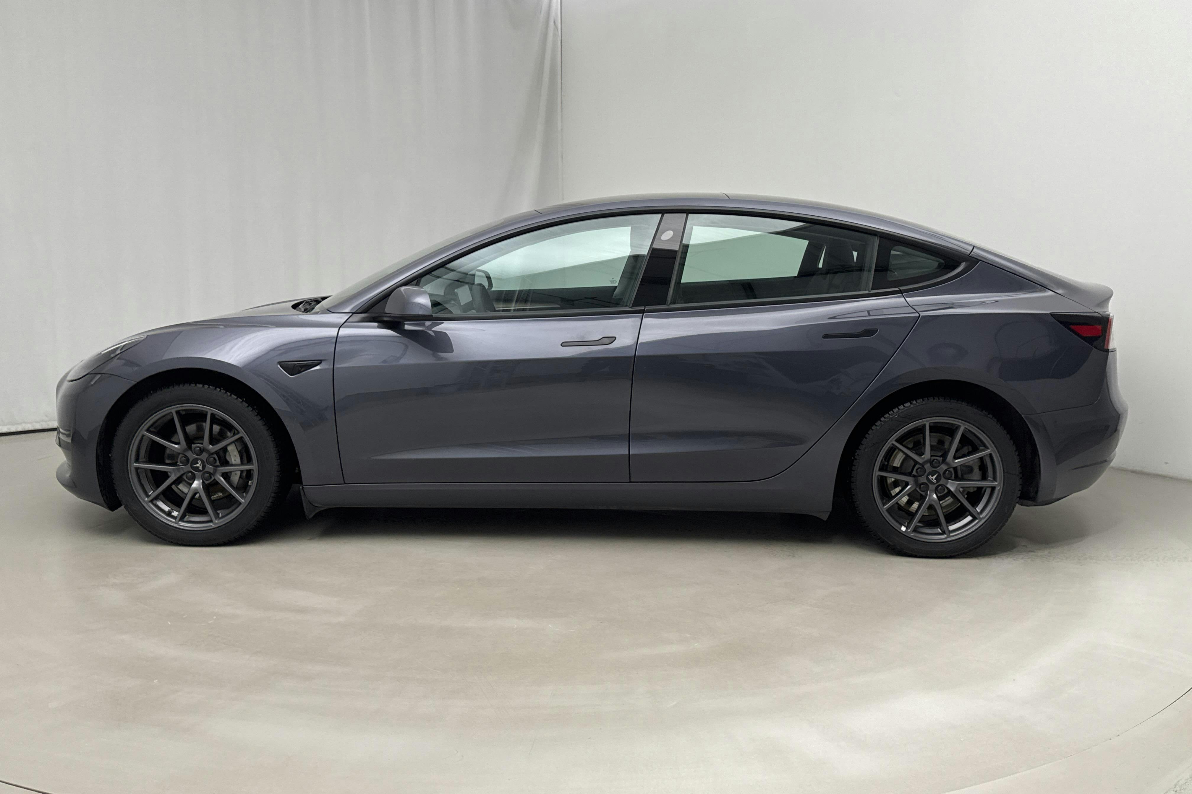 Presentation photo 2 of 20: Tesla Model 3 Long Range Dual Motor AWD - 150 250 km - Automatic - gray - 2023