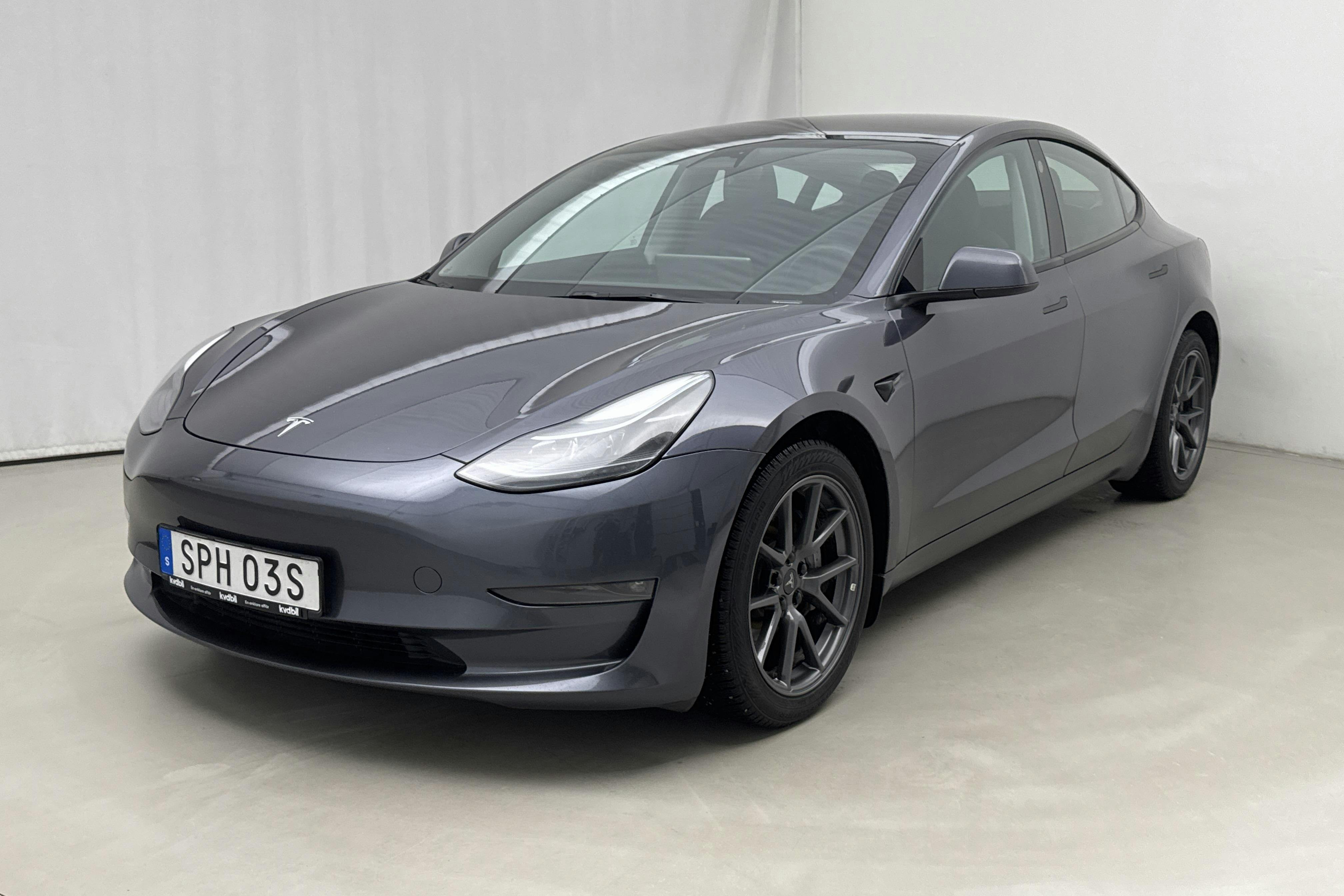 Presentation photo 1 of 20: Tesla Model 3 Long Range Dual Motor AWD - 150 250 km - Automatic - gray - 2023