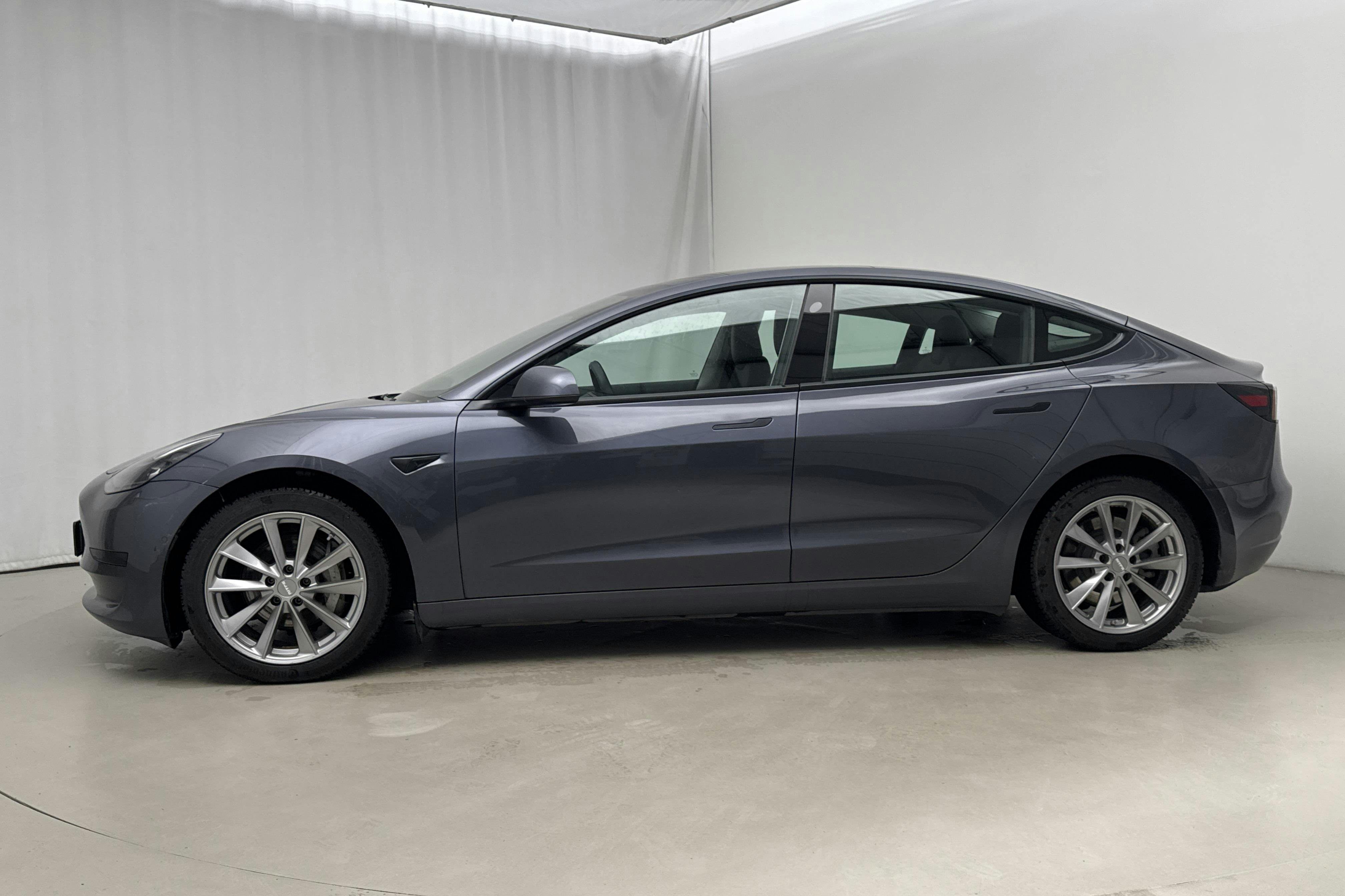 Presentation photo 2 of 21: Tesla Model 3 Standard Range RWD - 160 840 km - Automatic - gray - 2021
