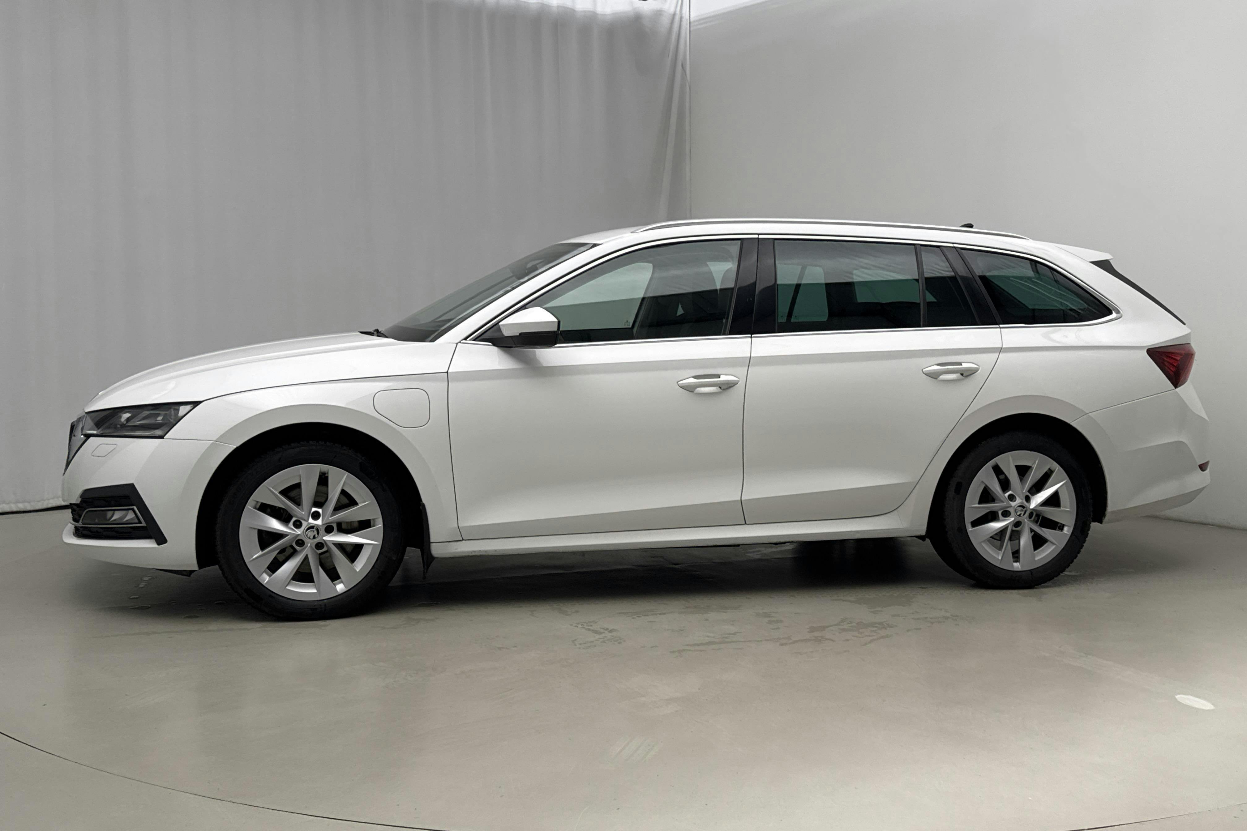 Esitlusfoto 2 aadressil 21: Skoda Octavia 1.4 iV PHEV Combi (204hk) - 141 920 km - Automaatne - valge - 2021