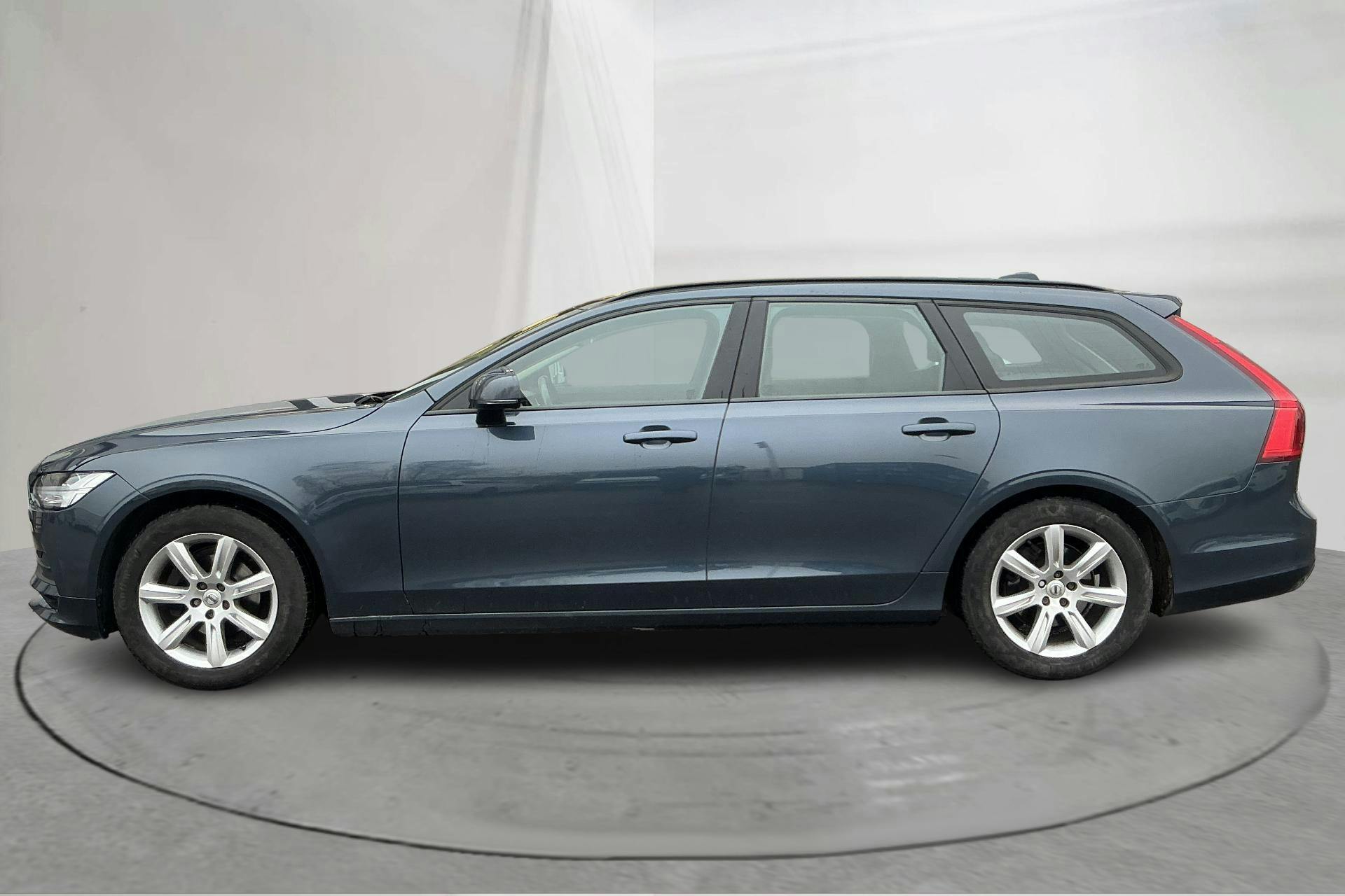 Presentationsfoto 2 av 14: Volvo V90 D4 (190hk) - 14 922 mil - Manuell - Dark Blue - 2018