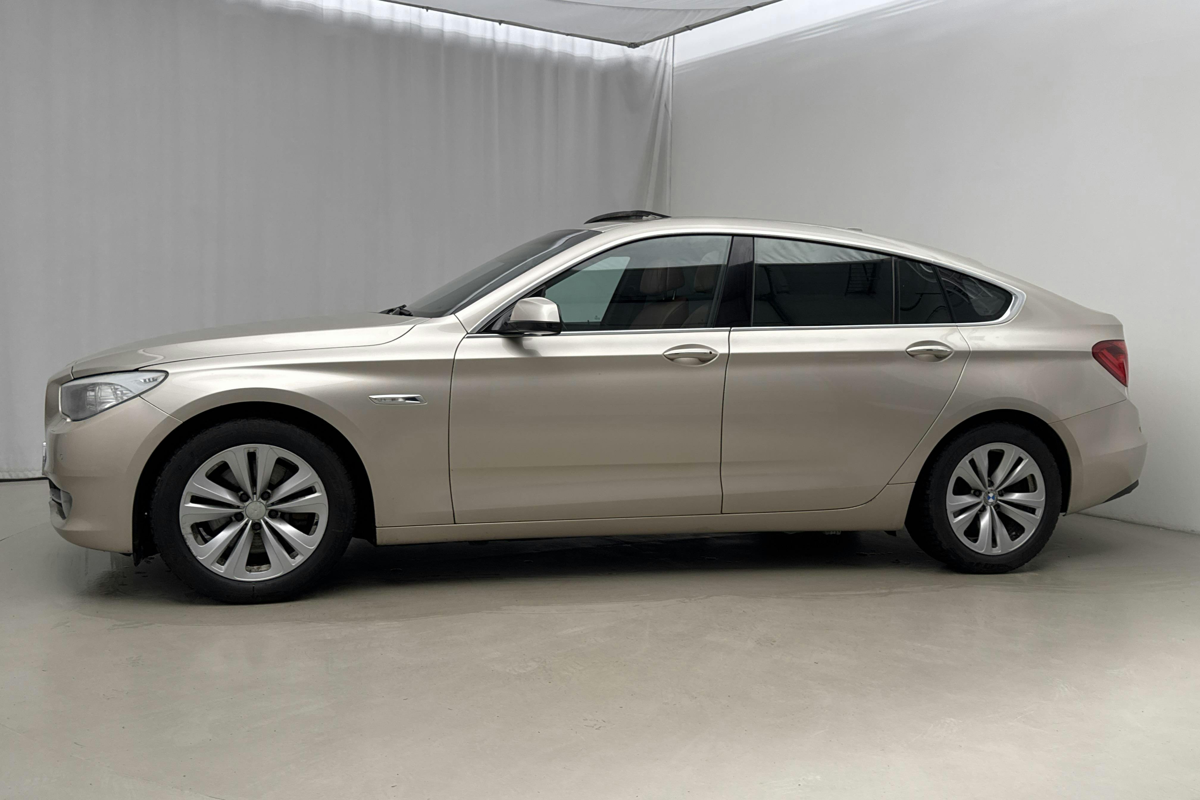 Presentation photo 2 of 25: BMW 530d GT, F07 (245hk) - 230 820 km - Automatic - silver - 2010