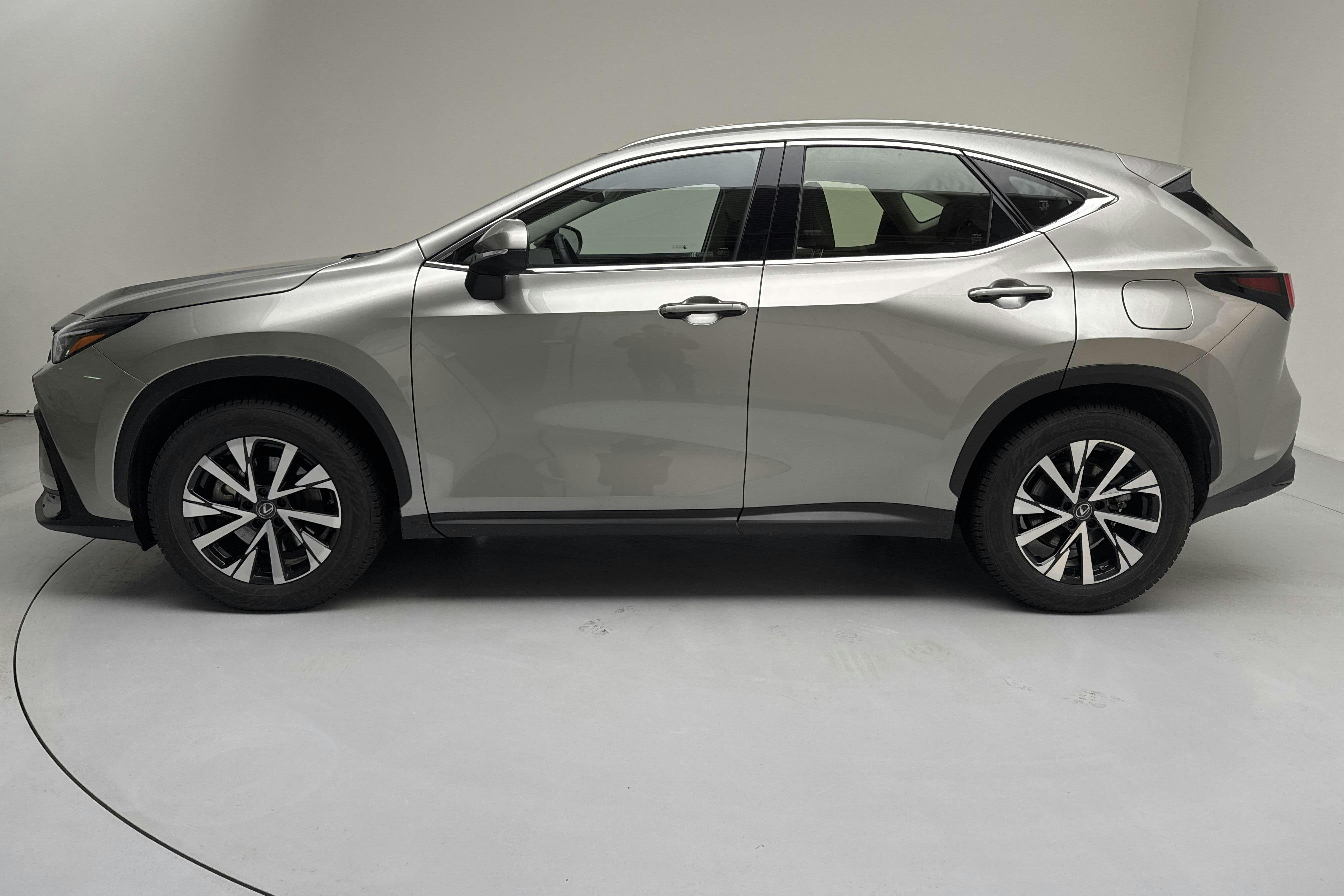 Presentation photo 2 of 15: Lexus NX 350h AWD (275hk) - 50 070 km - Automatic - Light Grey - 2023