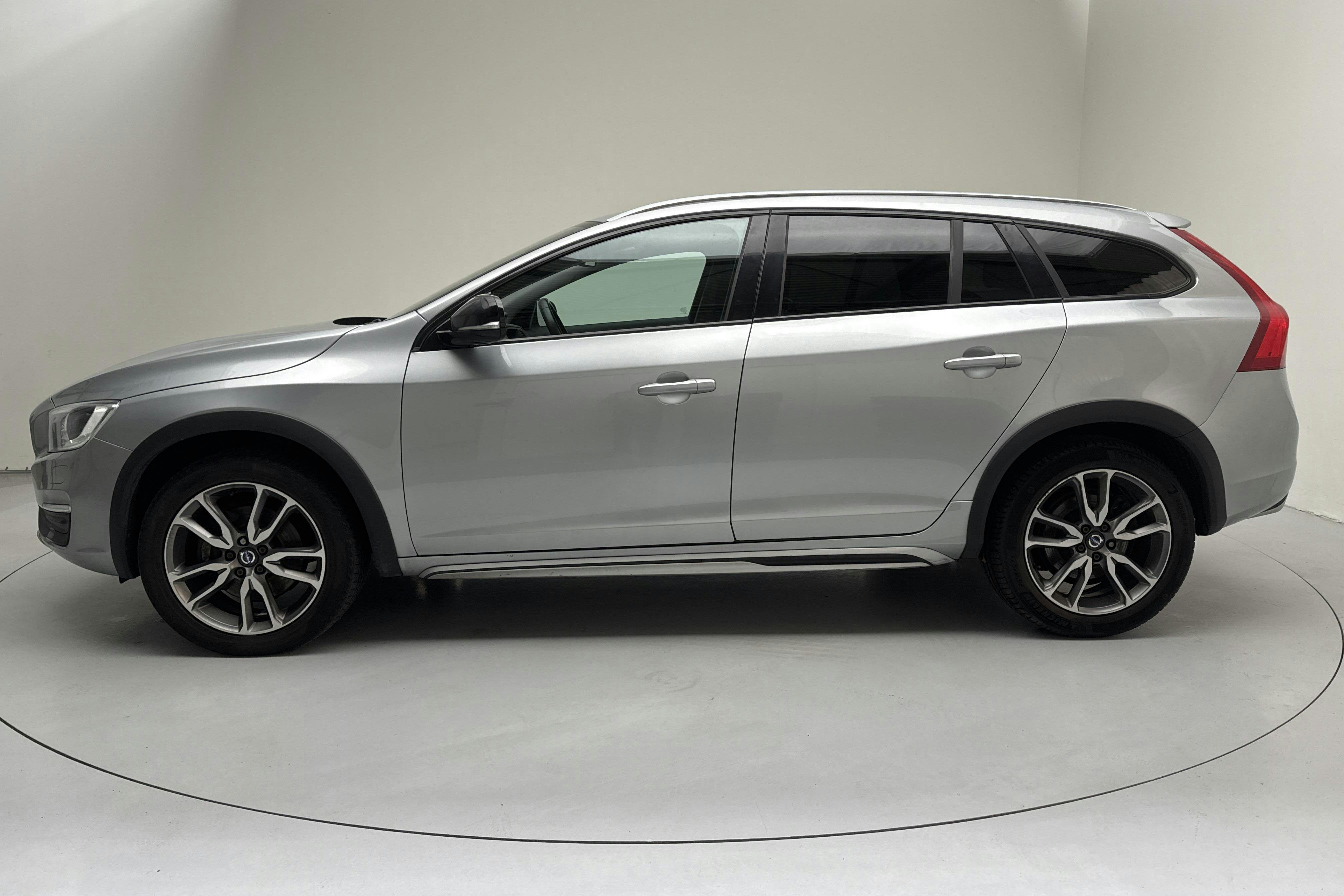 Esitlusfoto 2 aadressil 12: Volvo V60 D4 Cross Country (190hk) - 149 750 km - Käsitsi - hõbe - 2016