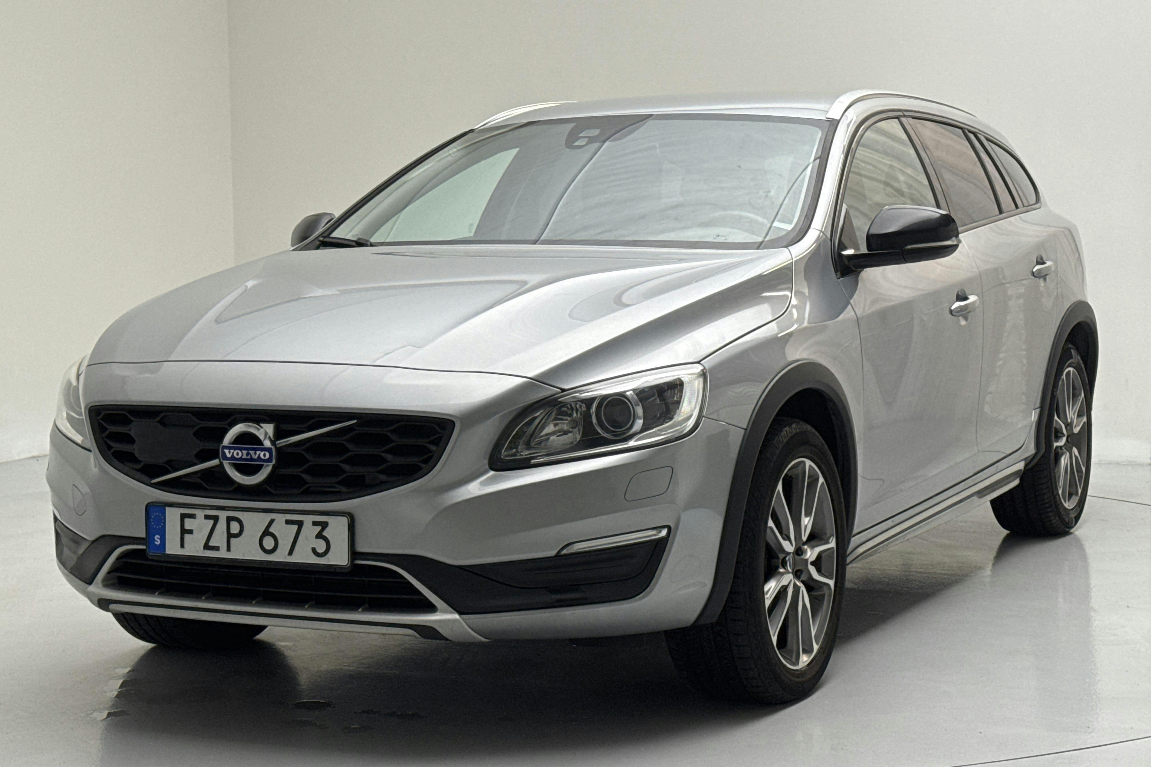 Esitlusfoto 1 aadressil 12: Volvo V60 D4 Cross Country (190hk) - 149 750 km - Käsitsi - hõbe - 2016