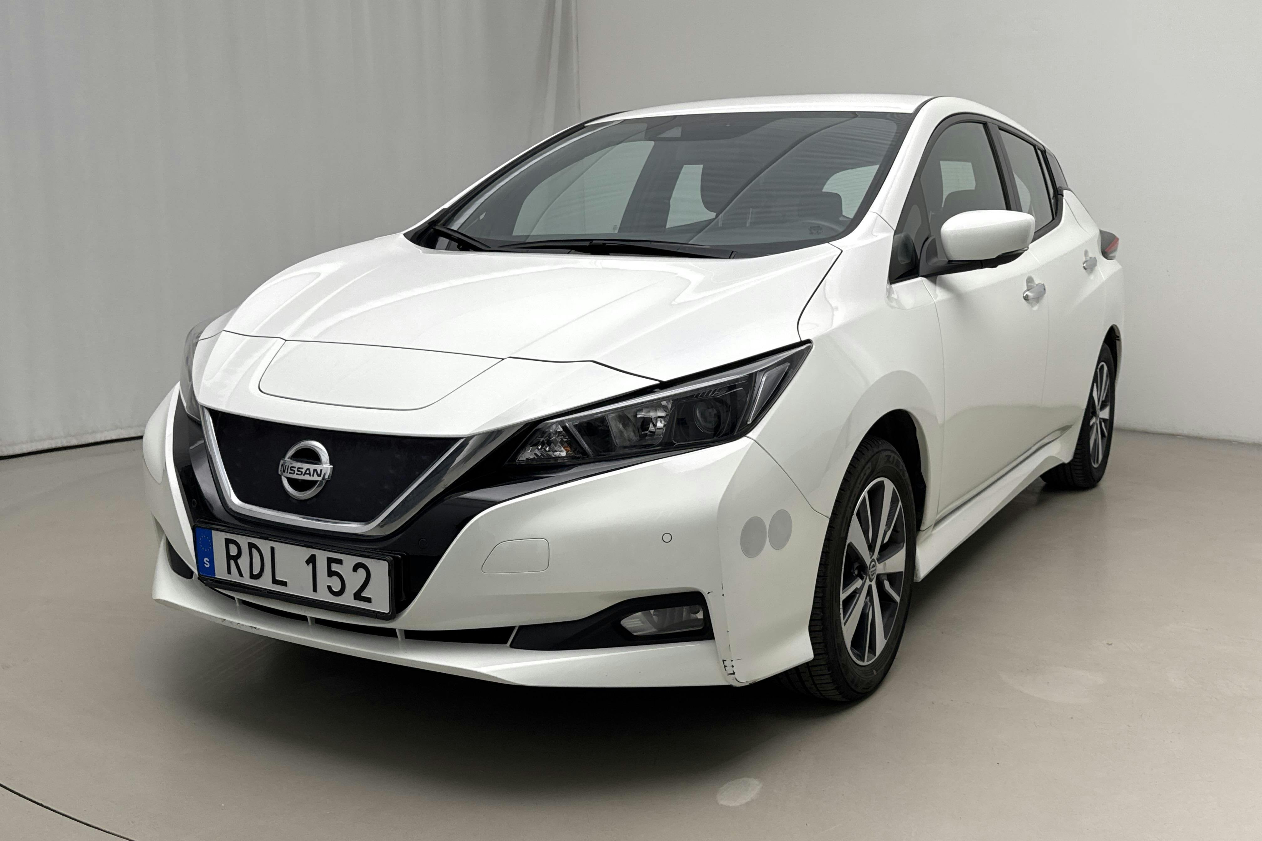 Presentation photo 1 of 20: Nissan LEAF 5dr 39kWh (150hk) - 35 140 km - Automatic - white - 2021
