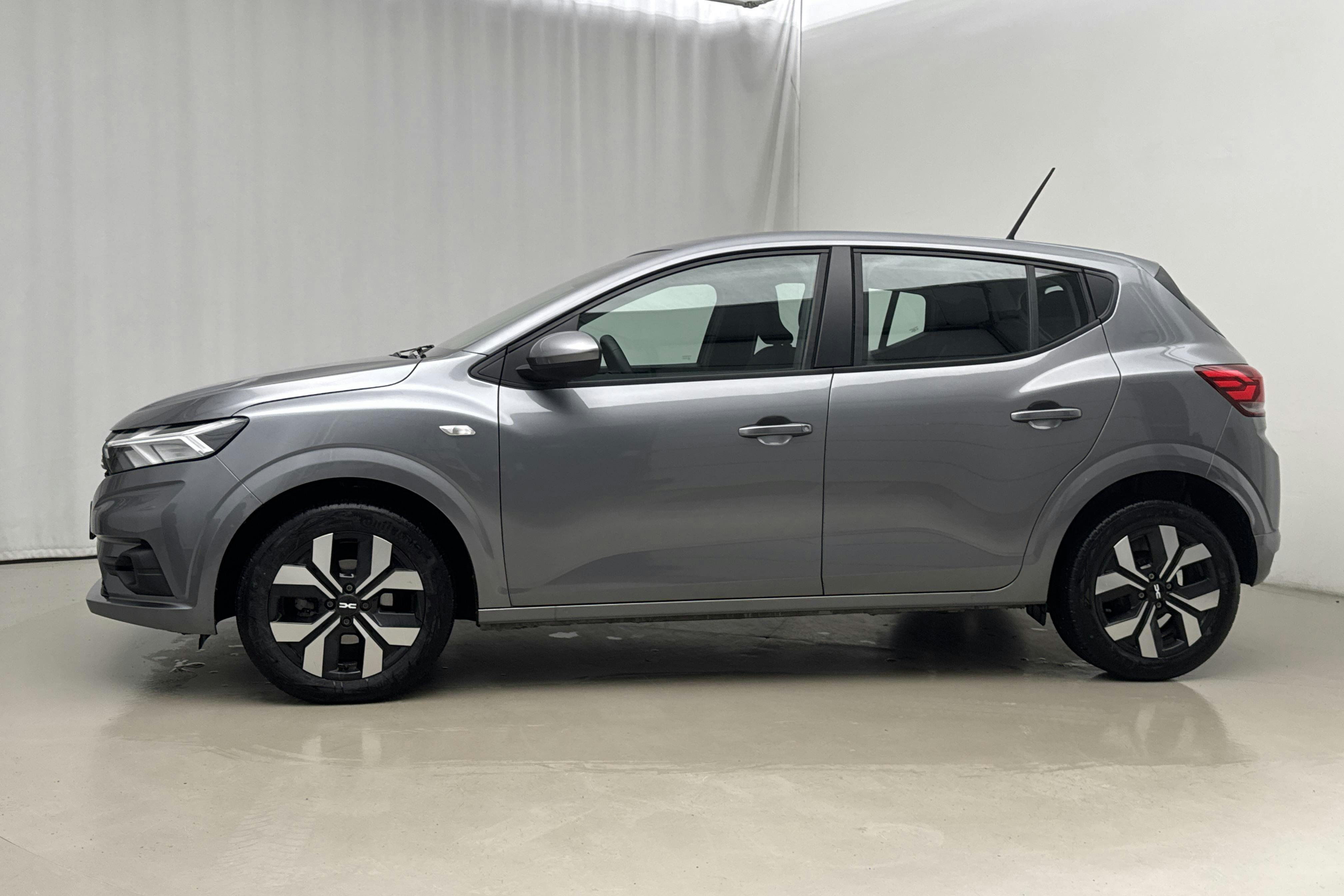 Presentation photo 2 of 23: Dacia Sandero 1.0 TCe (90hk) - 5 090 km - Automatic - gray - 2024