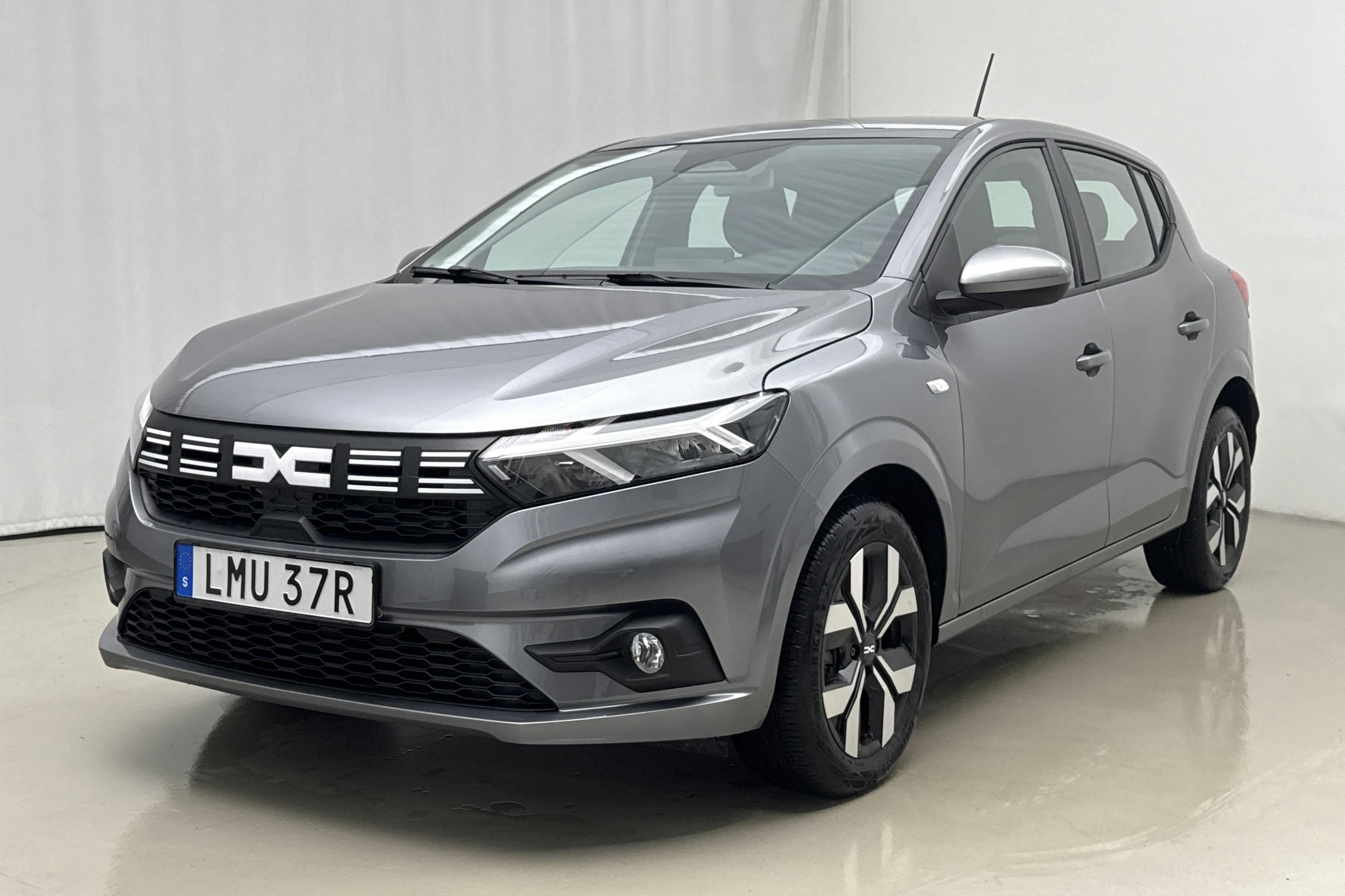 Presentation photo 1 of 23: Dacia Sandero 1.0 TCe (90hk) - 5 090 km - Automatic - gray - 2024