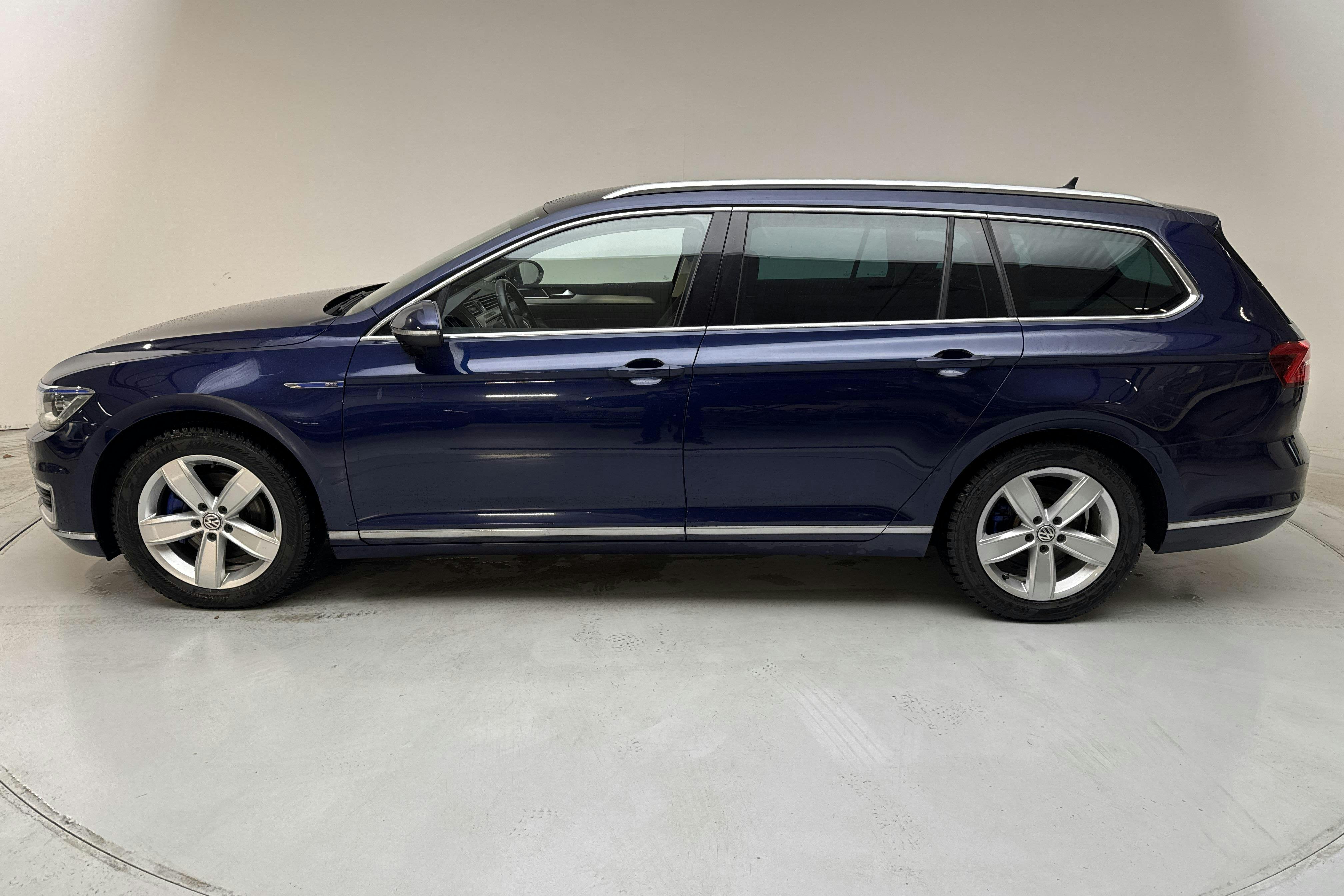 Presentation photo 2 of 16: VW Passat 1.4 Plug-in-Hybrid Sportscombi (218hk) - 131 340 km - Automatic - Dark Blue - 2018