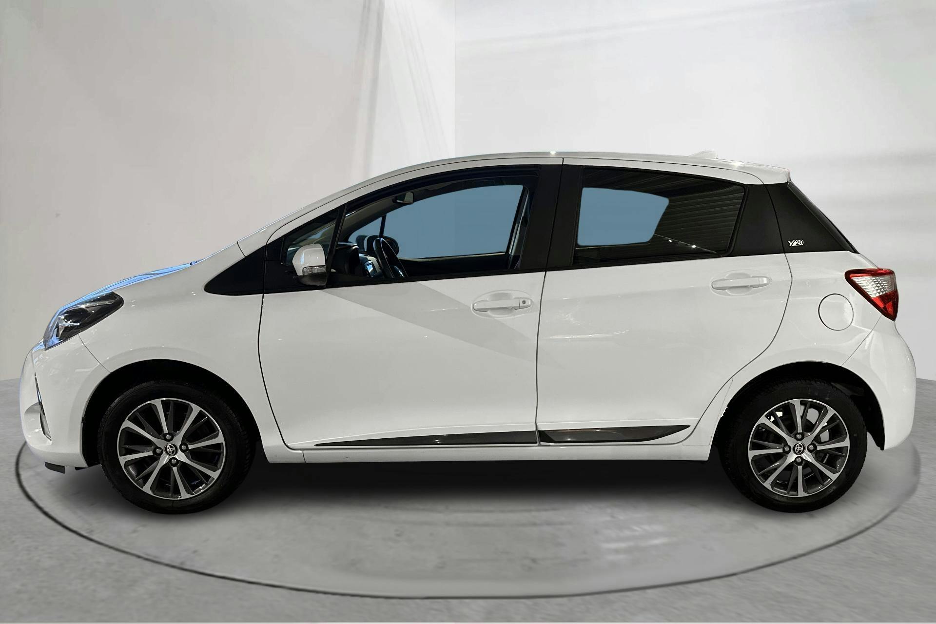 Presentation photo 2 of 15: Toyota Yaris 1.5 5dr (111hk) - 100 490 km - Manual - white - 2019