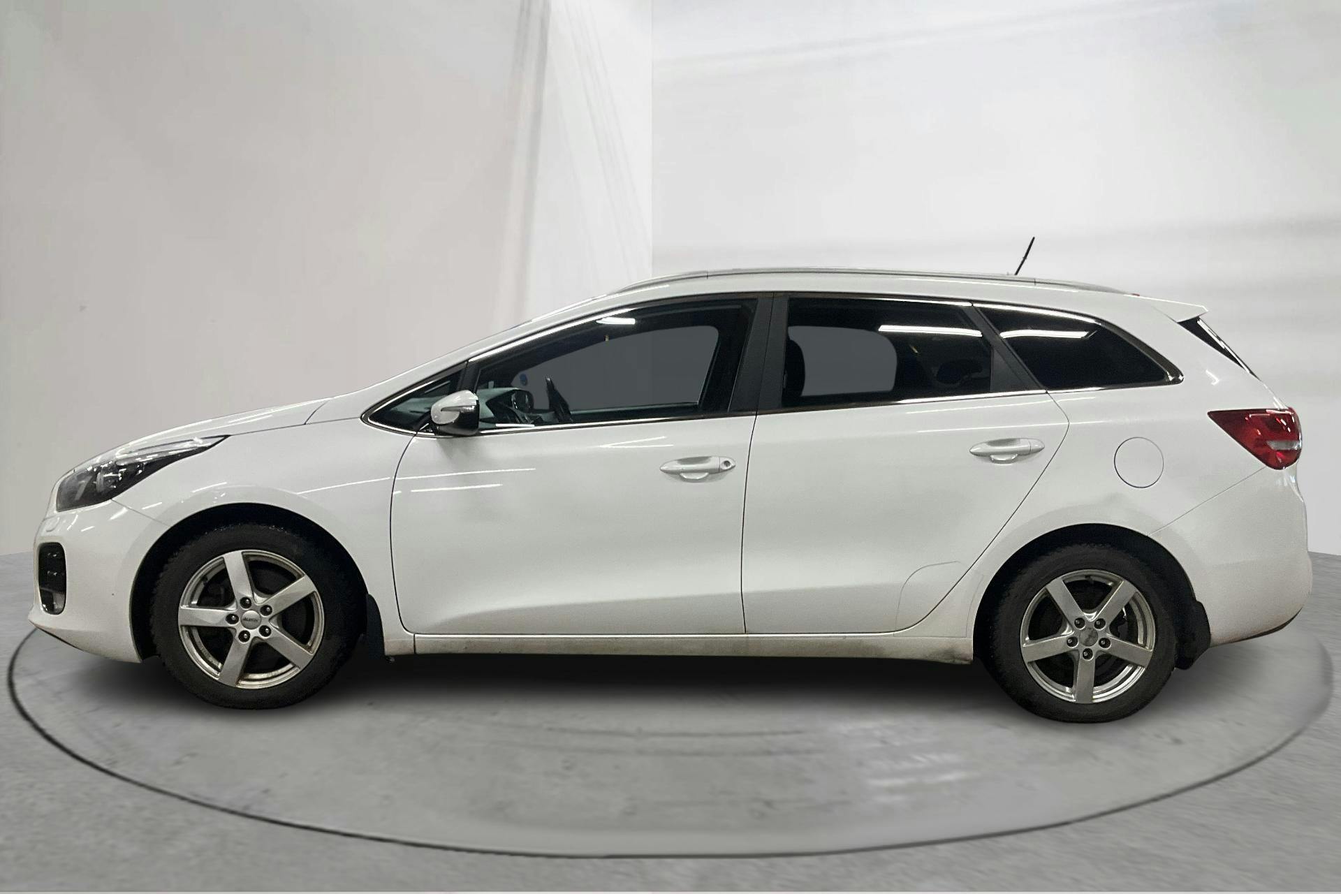 Presentationsfoto 2 av 14: KIA Cee'd 1.6 CRDi SW (136hk) - 15 351 mil - Automat - vit - 2016