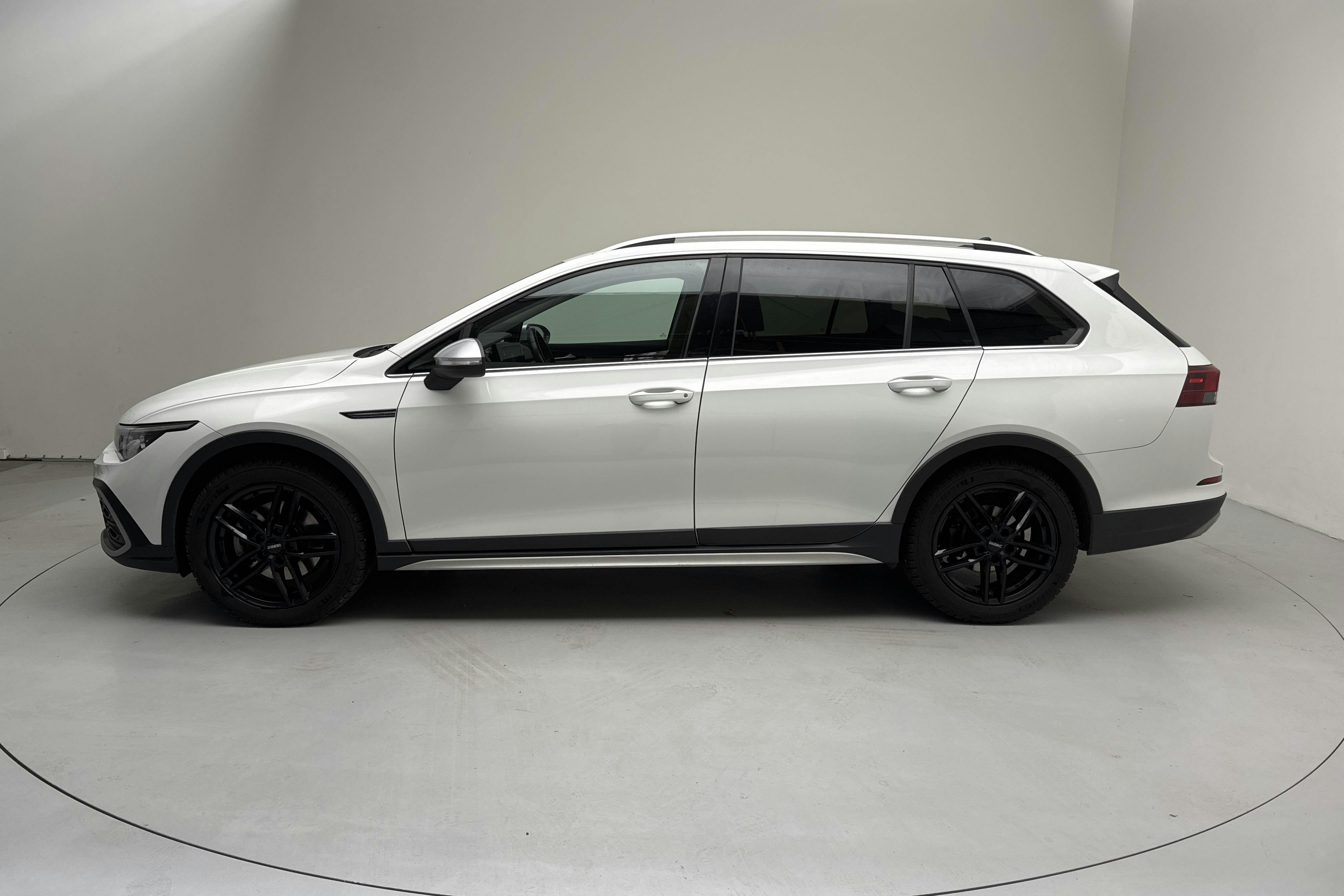 Presentationsfoto 2 av 14: VW Golf Alltrack 2.0 TDI SCR 4Motion (200hk) - 12 362 mil - Automat - vit - 2023