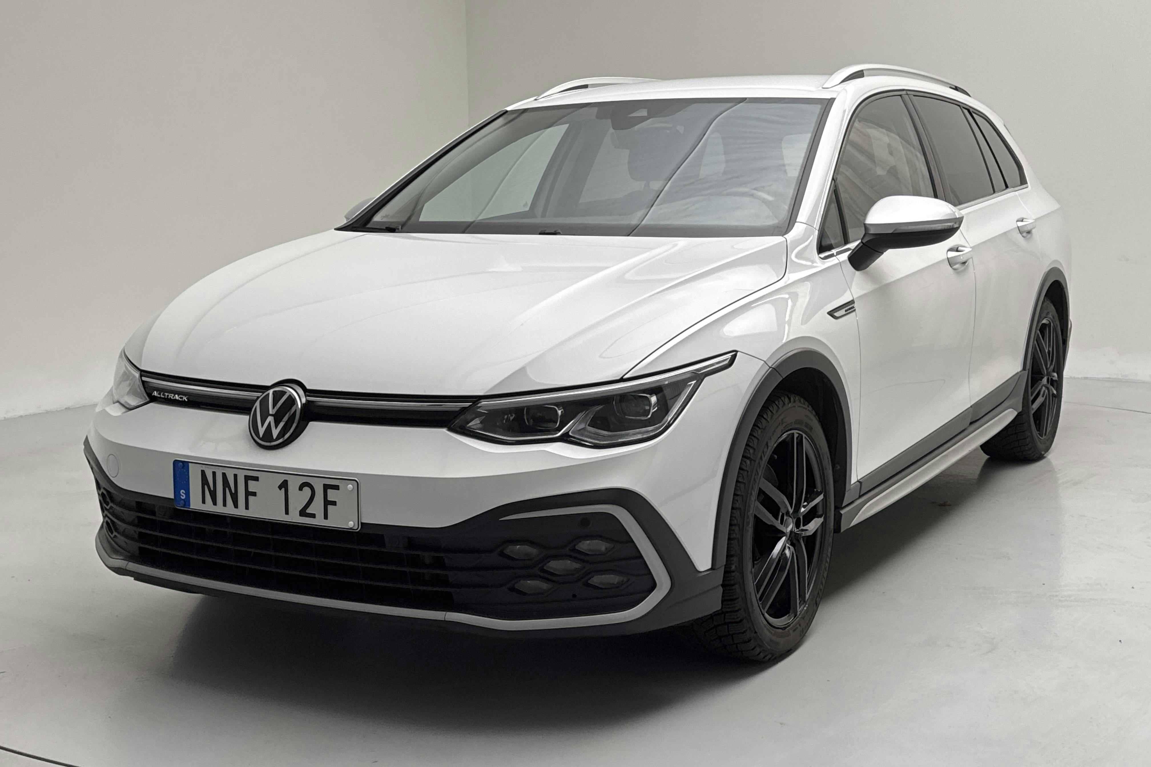 Presentationsfoto 1 av 14: VW Golf Alltrack 2.0 TDI SCR 4Motion (200hk) - 12 362 mil - Automat - vit - 2023