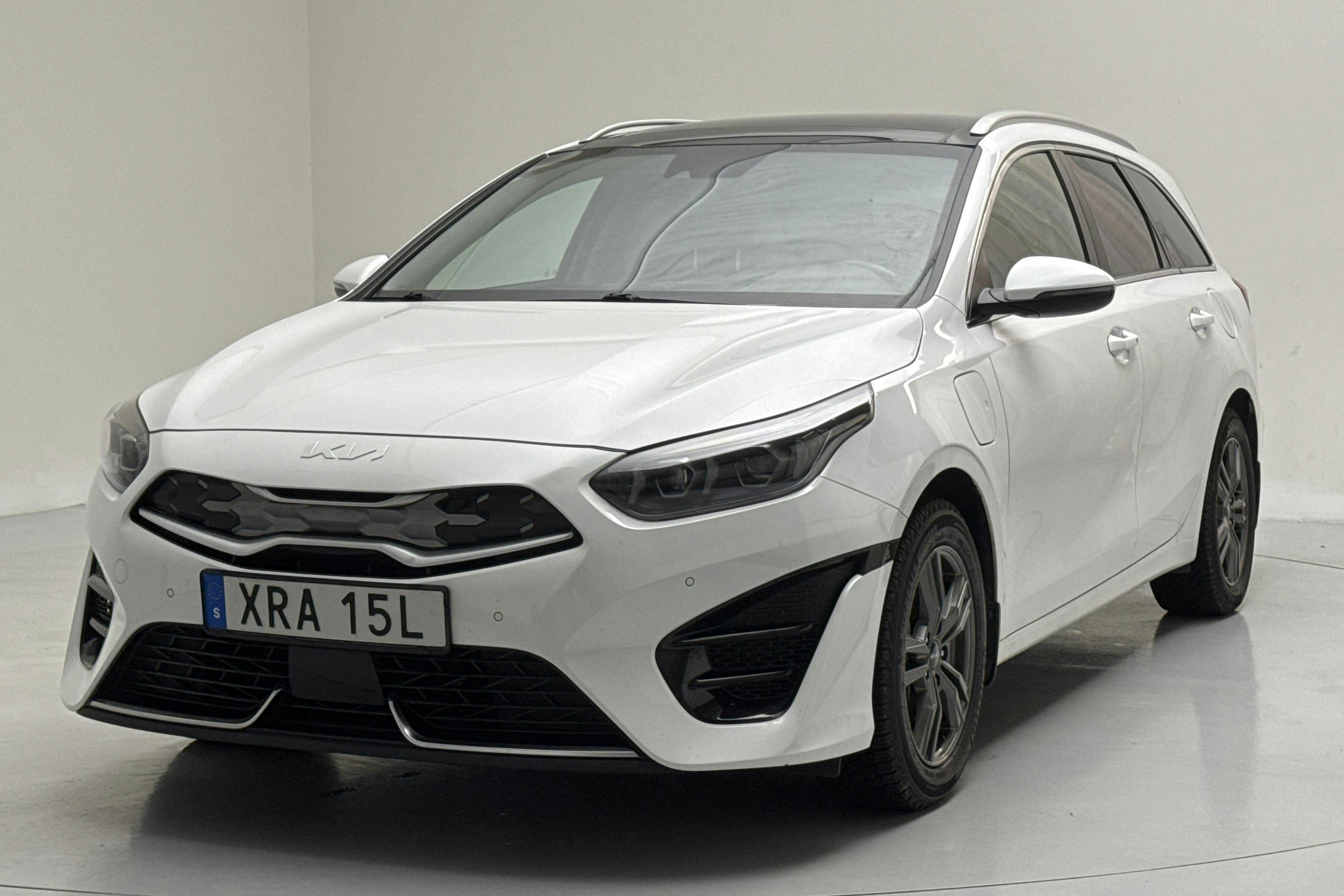 Presentation photo 1 of 17: KIA Ceed 1.6 Plug-in Hybrid SW (141hk) - 96 610 km - Automatic - white - 2023