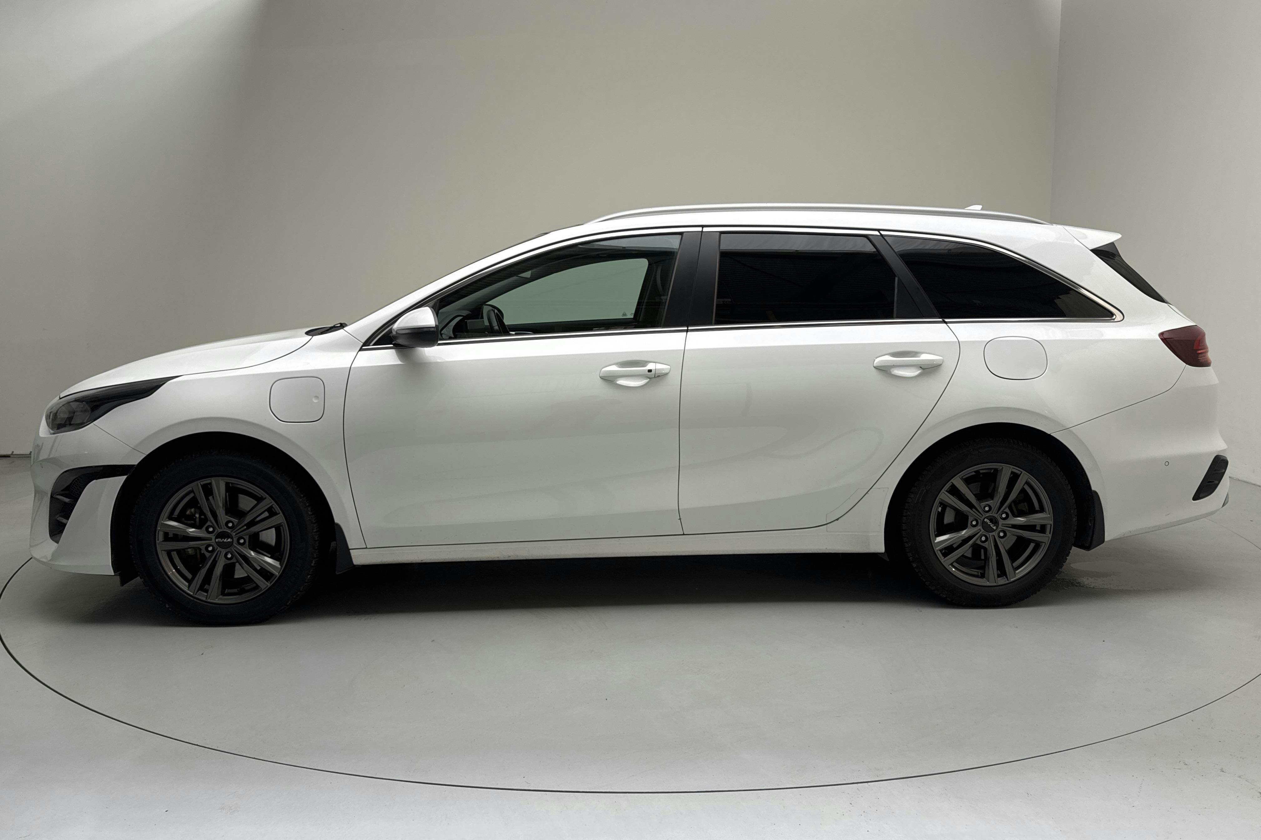 Presentation photo 2 of 17: KIA Ceed 1.6 Plug-in Hybrid SW (141hk) - 96 610 km - Automatic - white - 2023