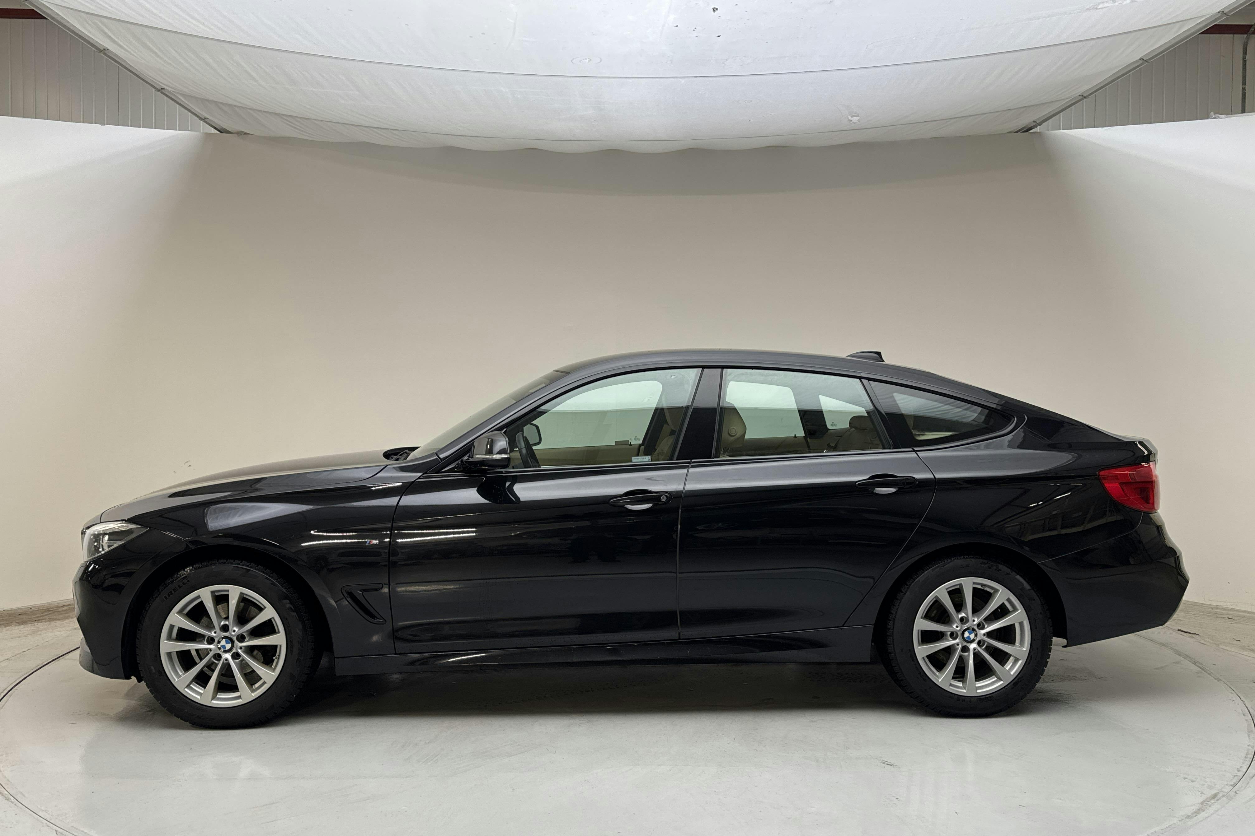 Zdjęcie prezentacyjne 2 z 12: BMW 320d GT xDrive, F34 (190hk) - 125 150 km - Automatyczna - czarny - 2017