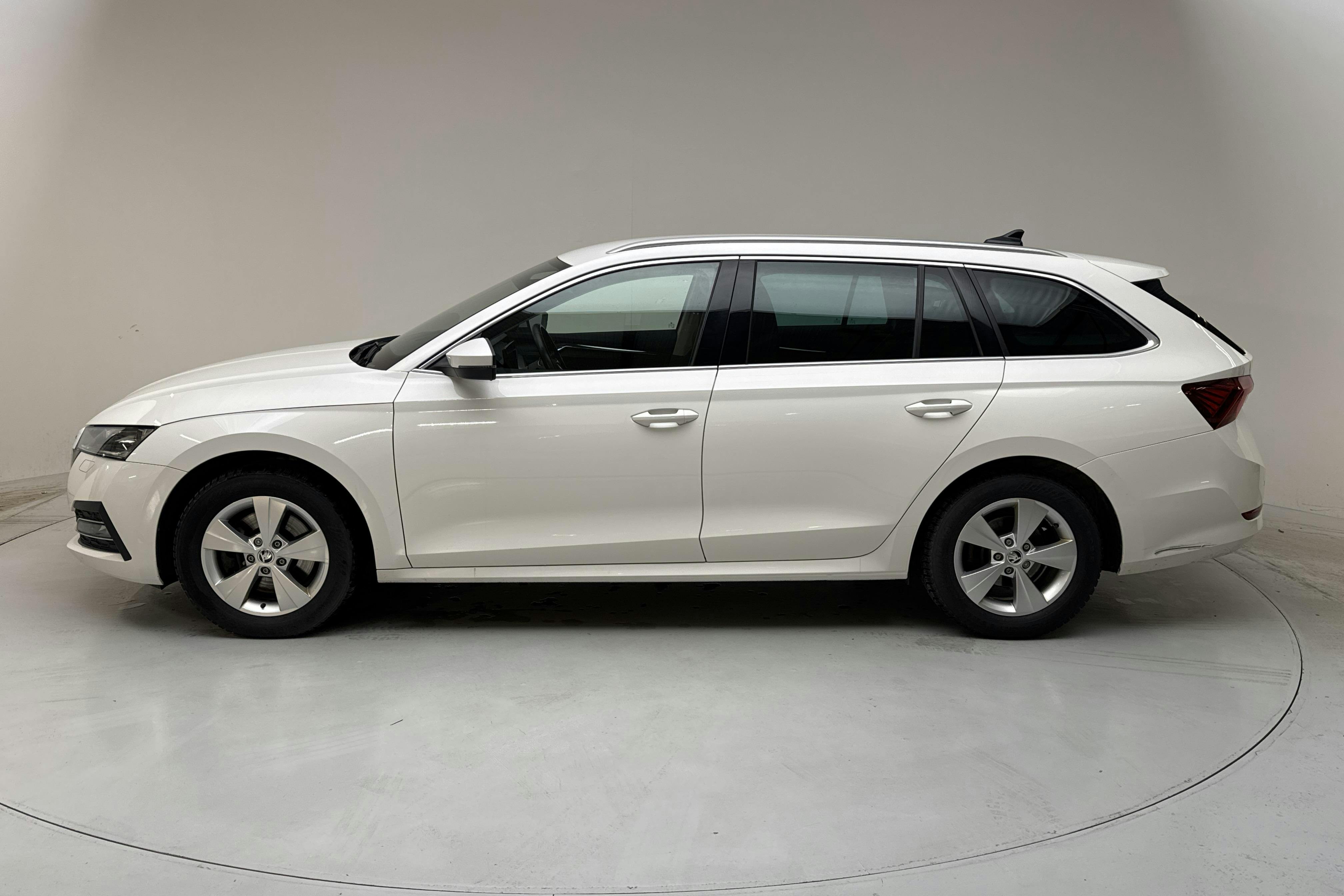 Esitlusfoto 2 aadressil 14: Skoda Octavia 2.0 TDI Combi 4x4 (150hk) - 108 080 km - Automaatne - valge - 2022