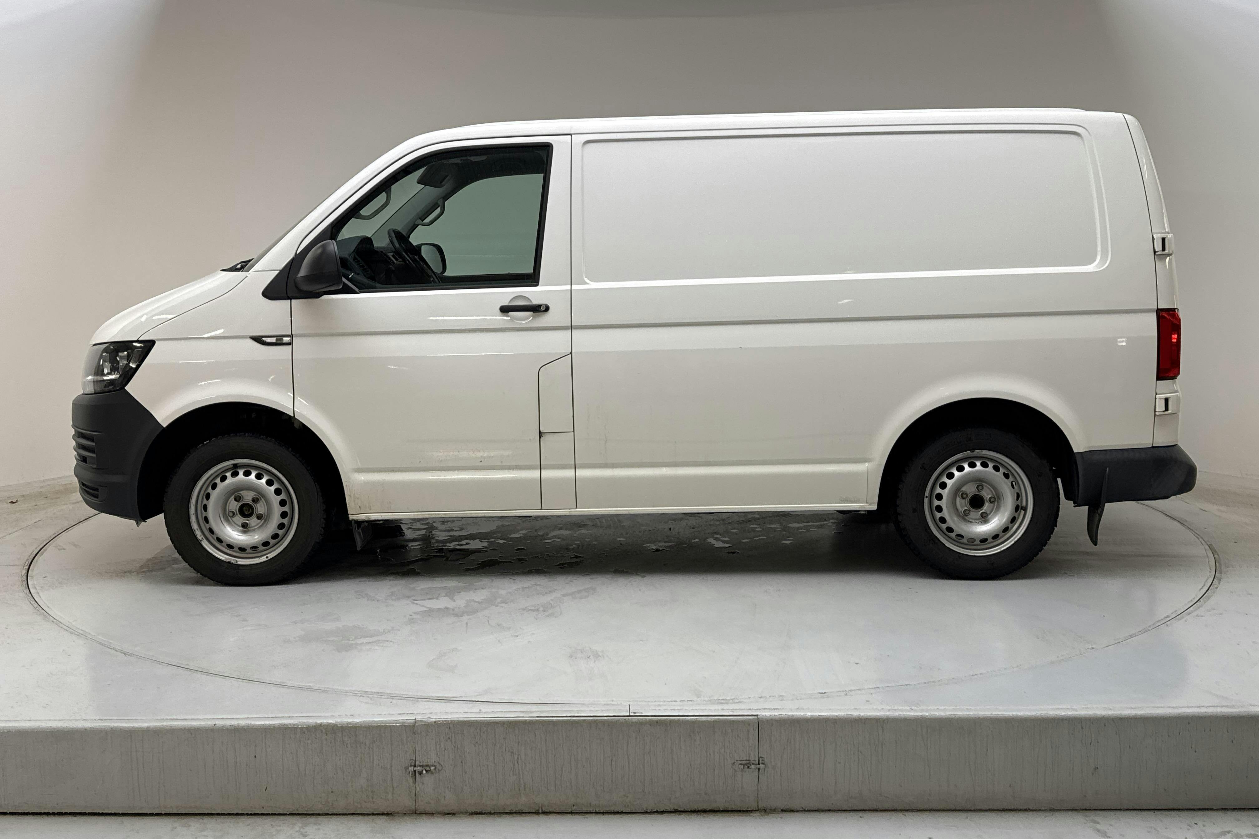 Presentation photo 2 of 13: VW Transporter T6 2.0 TDI BMT Skåp (102hk) - 195 270 km - Manual - white - 2017