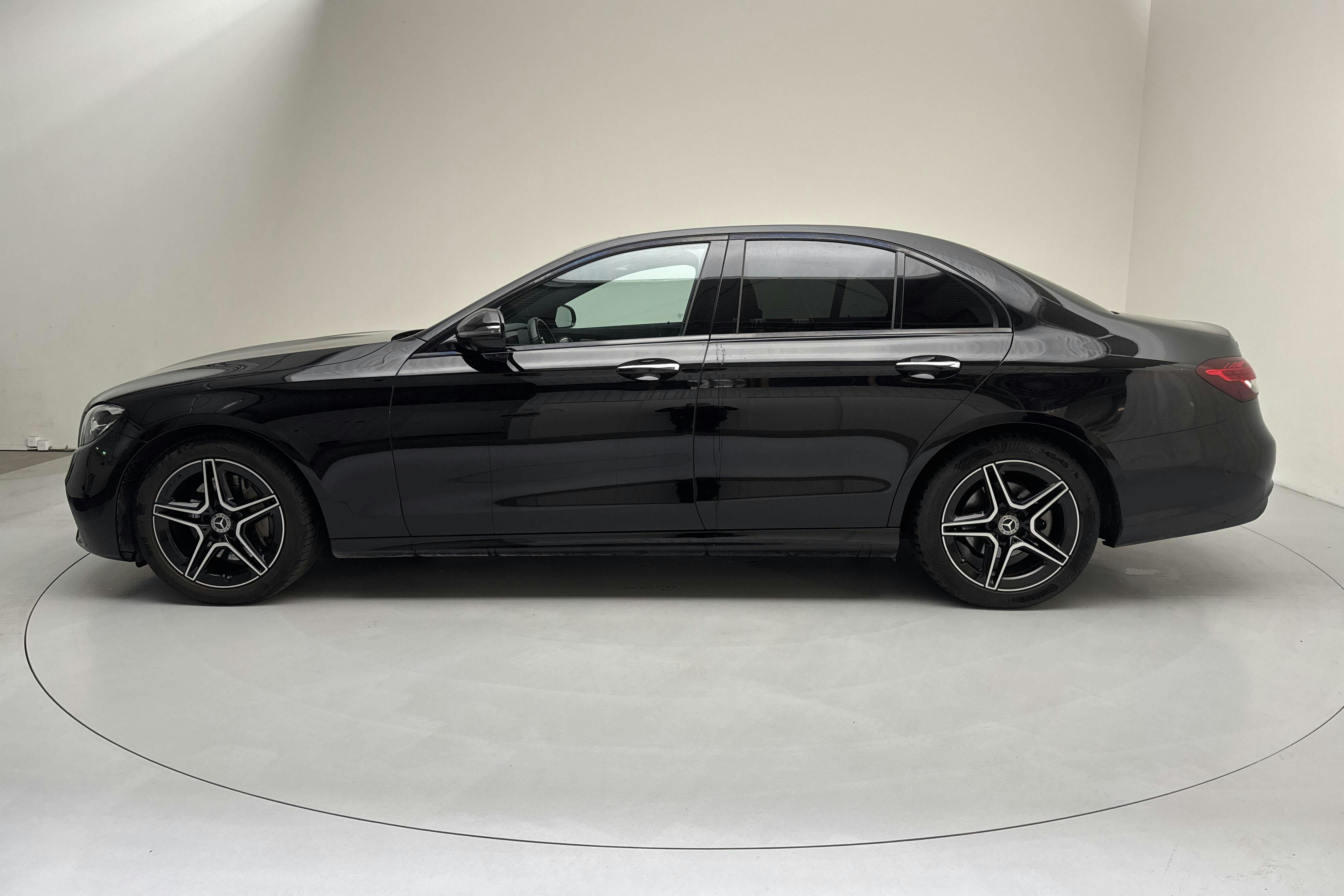 Presentationsfoto 2 av 17: Mercedes E 220 d Sedan W213 (200hk) - 15 100 mil - Automat - svart - 2022