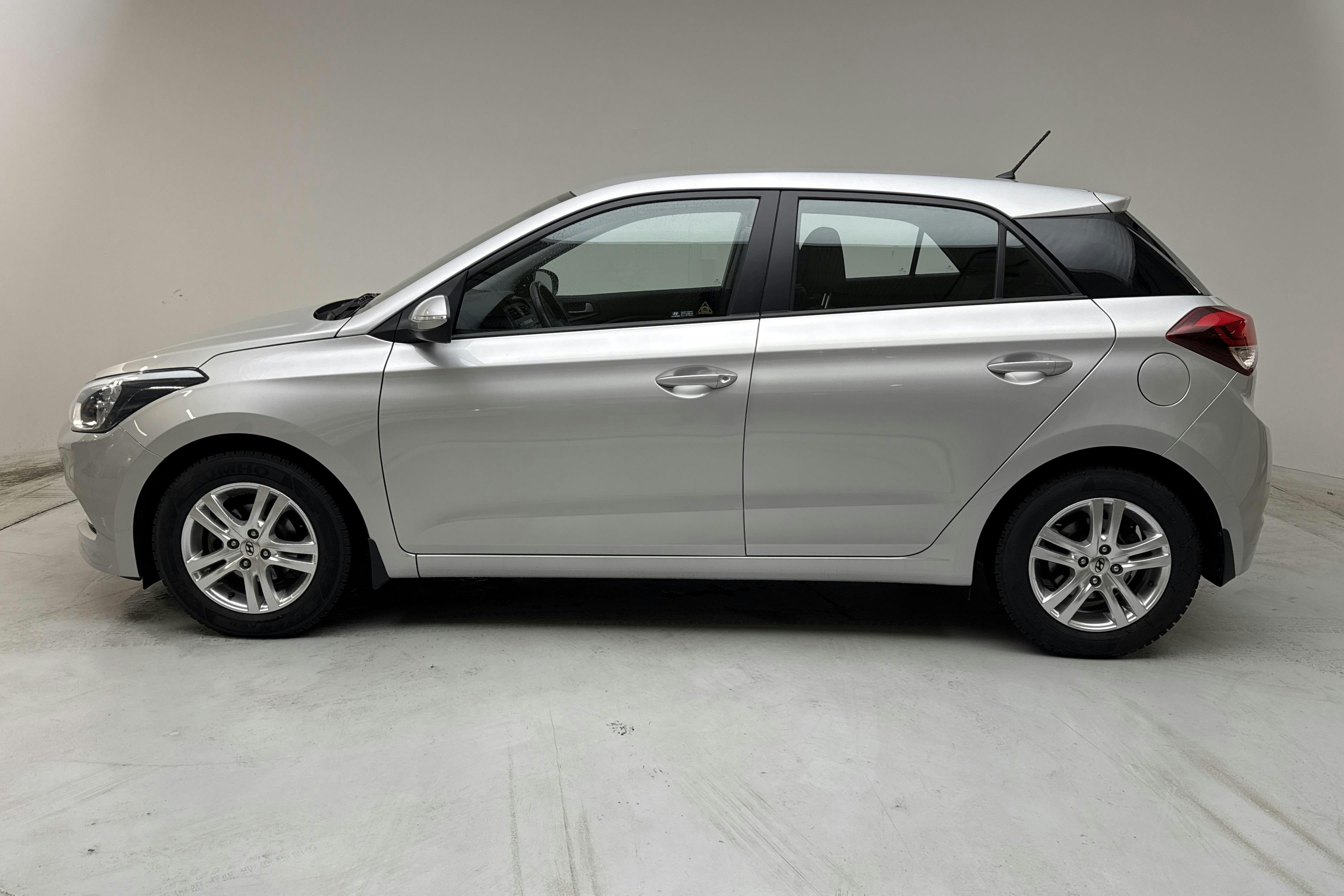 Presentation photo 2 of 11: Hyundai i20 1.2 (84hk) - 19 580 km - Manual - silver - 2018