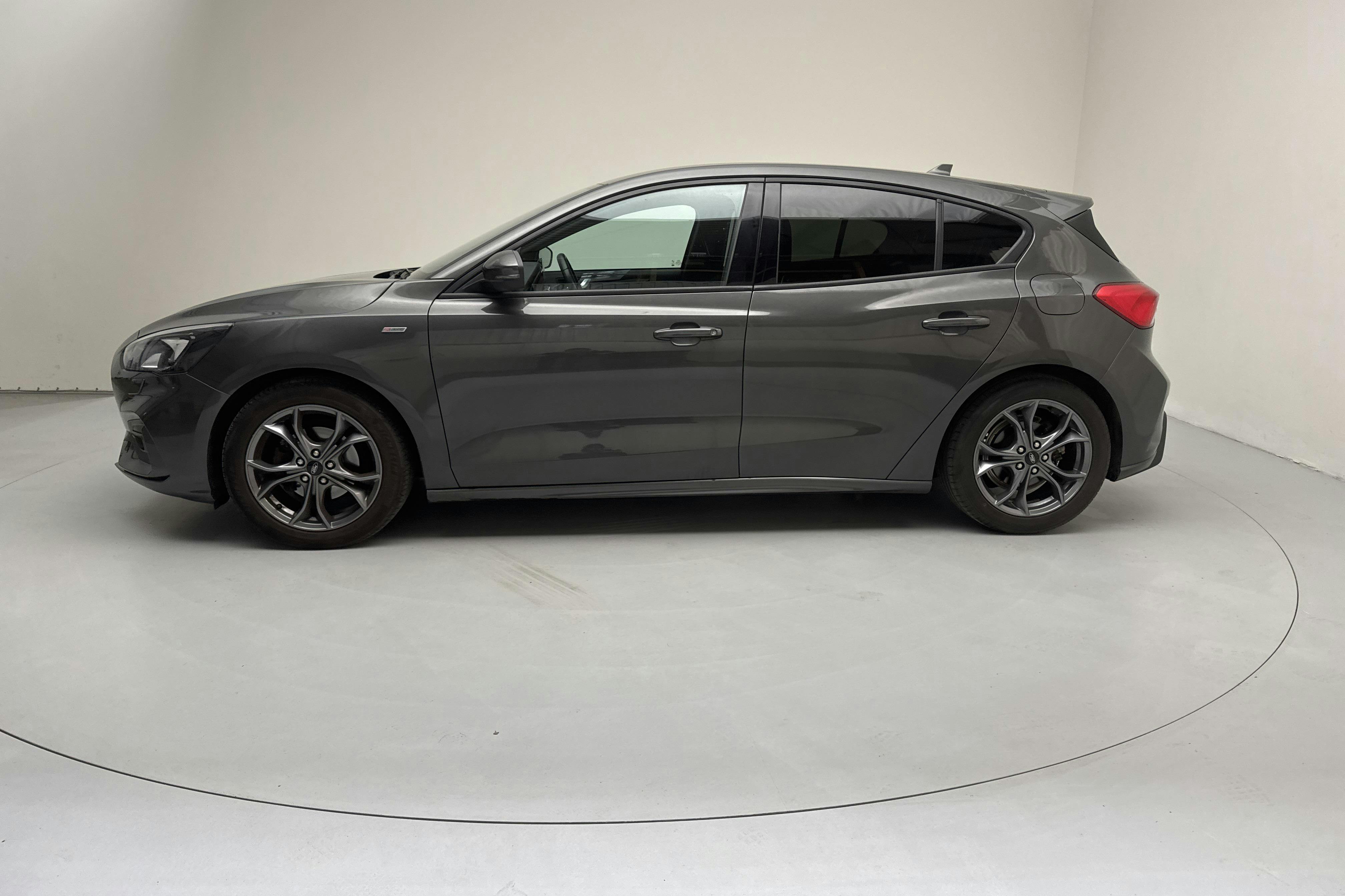 Presentation photo 2 of 13: Ford Focus 1.0T EcoBoost 5dr (125hk) - 69 880 km - Manual - gray - 2020