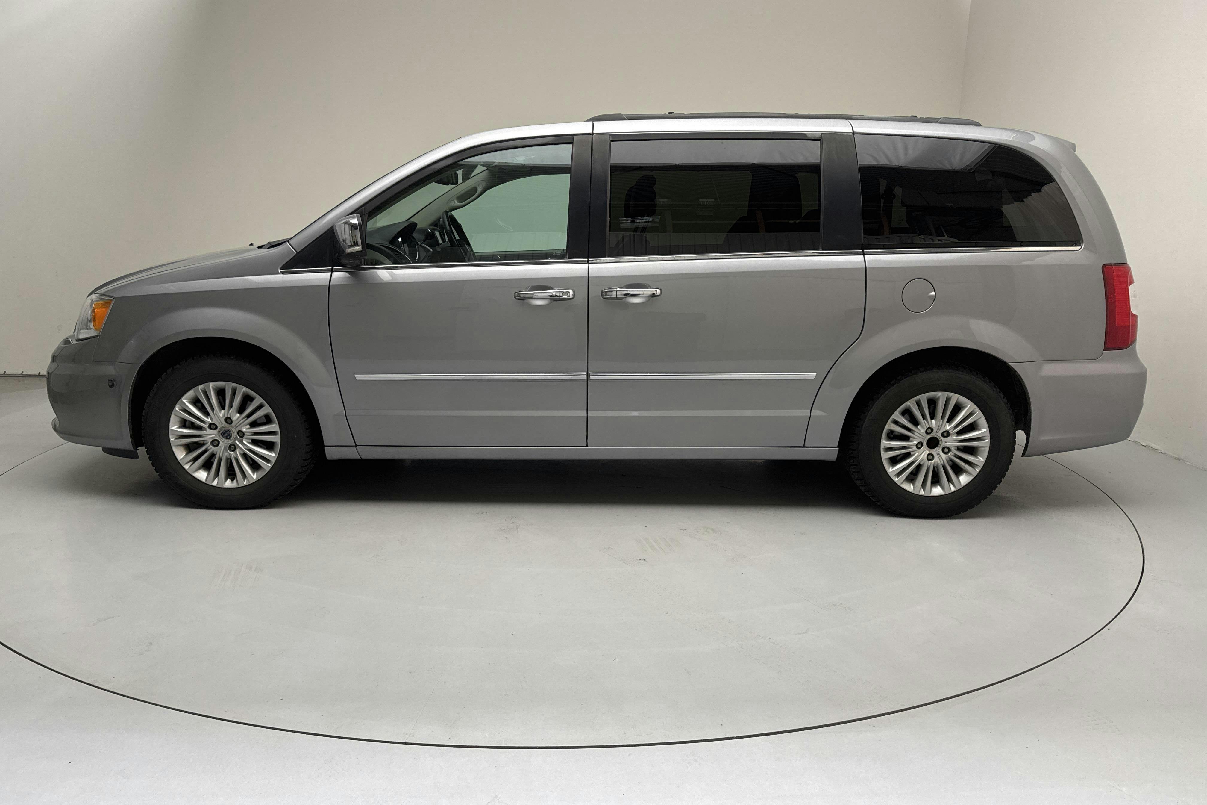 Presentation photo 2 of 16: Lancia Lancia Voyager 2.8 Multi-Jet (178hk) - 139 160 km - Automatic - gray - 2014