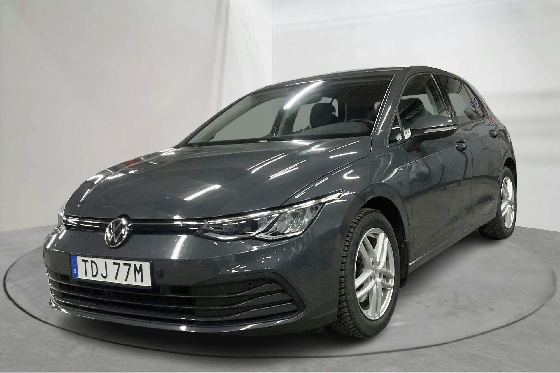 Presentation photo 1 of 16: VW Golf VIII 1.0 TSI 5dr (110hk) - 34 330 km - Manual - Dark Grey - 2023