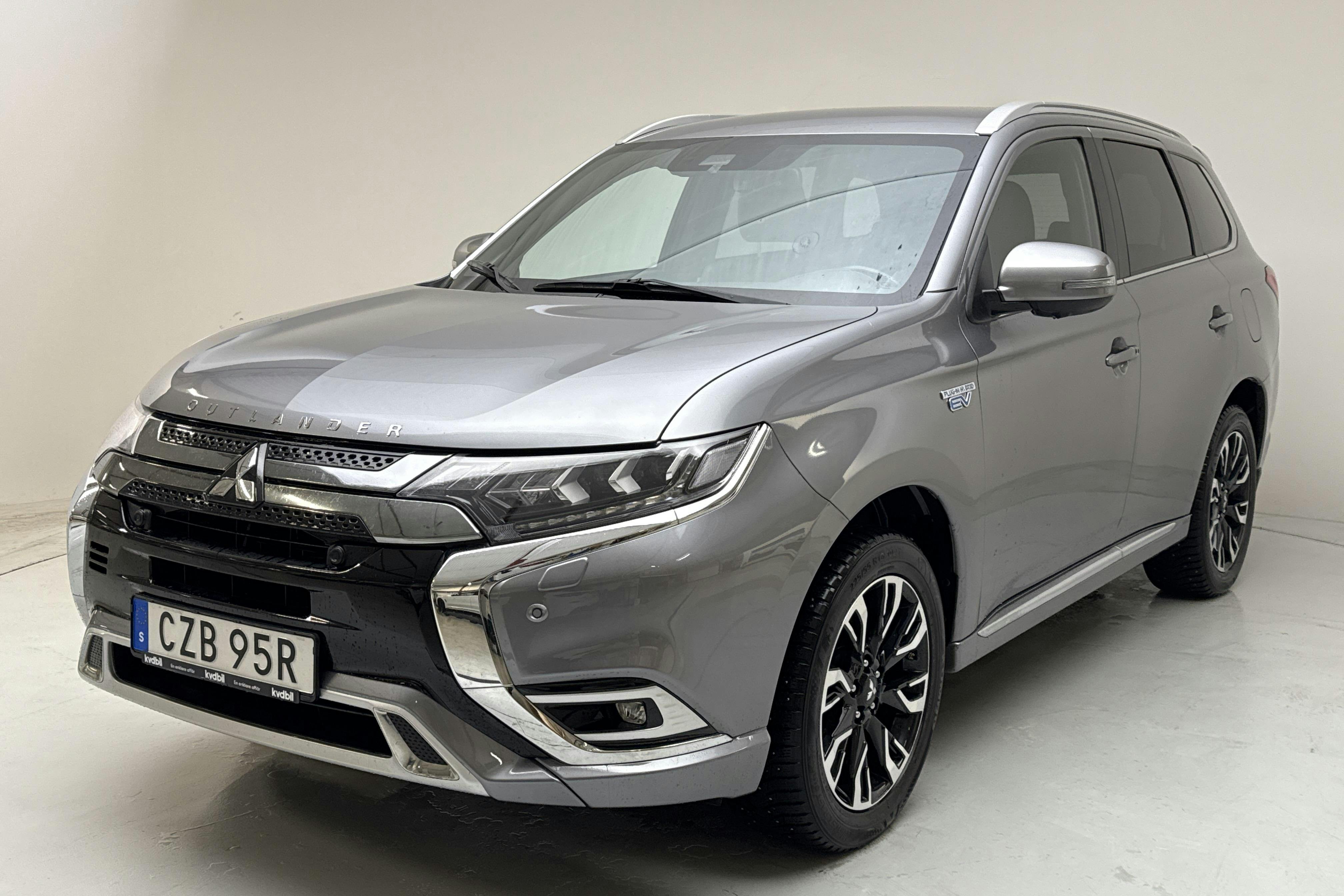 Zdjęcie prezentacyjne 1 z 15: Mitsubishi Outlander 2.4 Plug-in Hybrid 4WD (136hk) - 96 520 km - Automatyczna - szary - 2020
