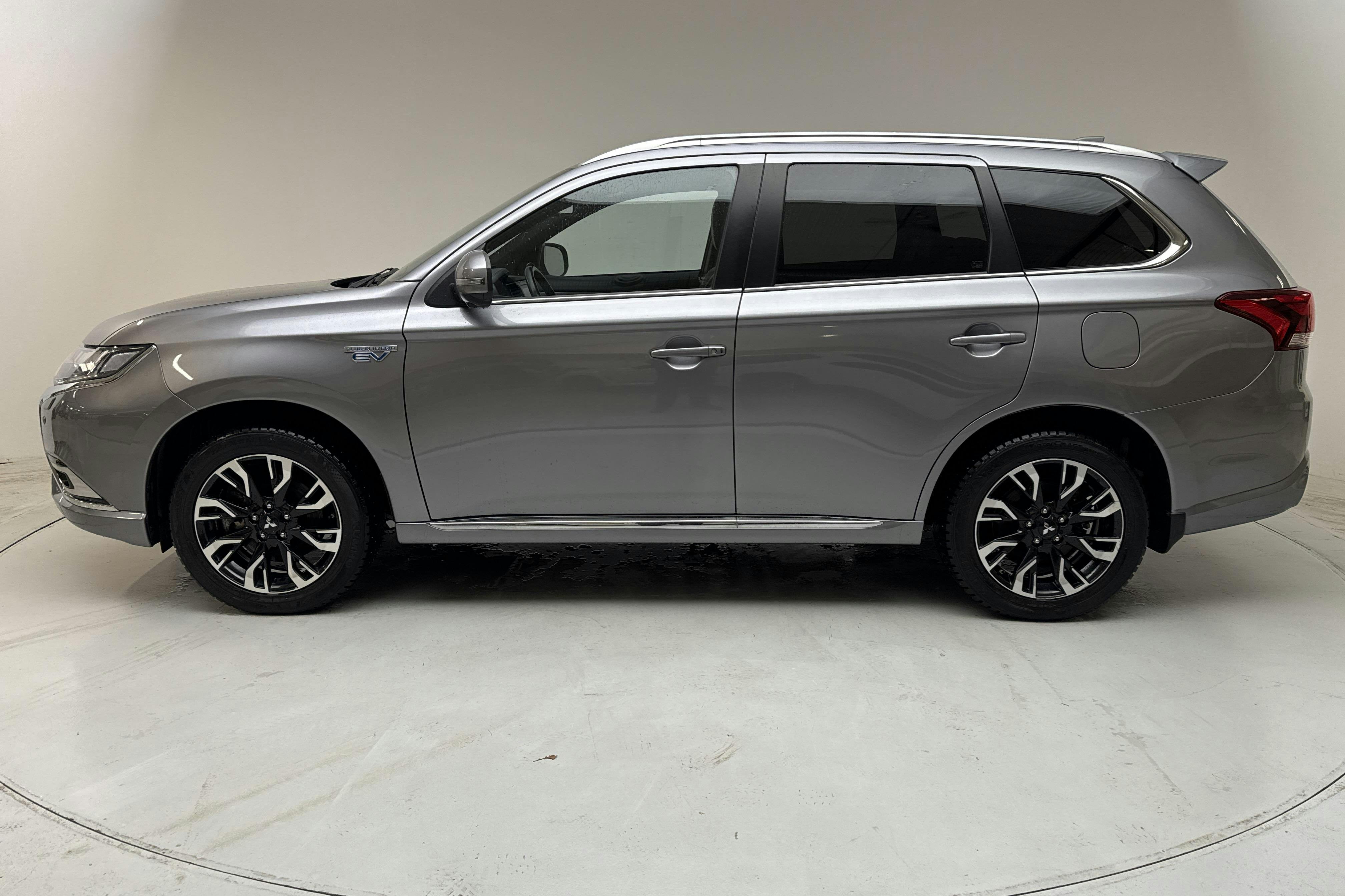 Zdjęcie prezentacyjne 2 z 15: Mitsubishi Outlander 2.4 Plug-in Hybrid 4WD (136hk) - 96 520 km - Automatyczna - szary - 2020