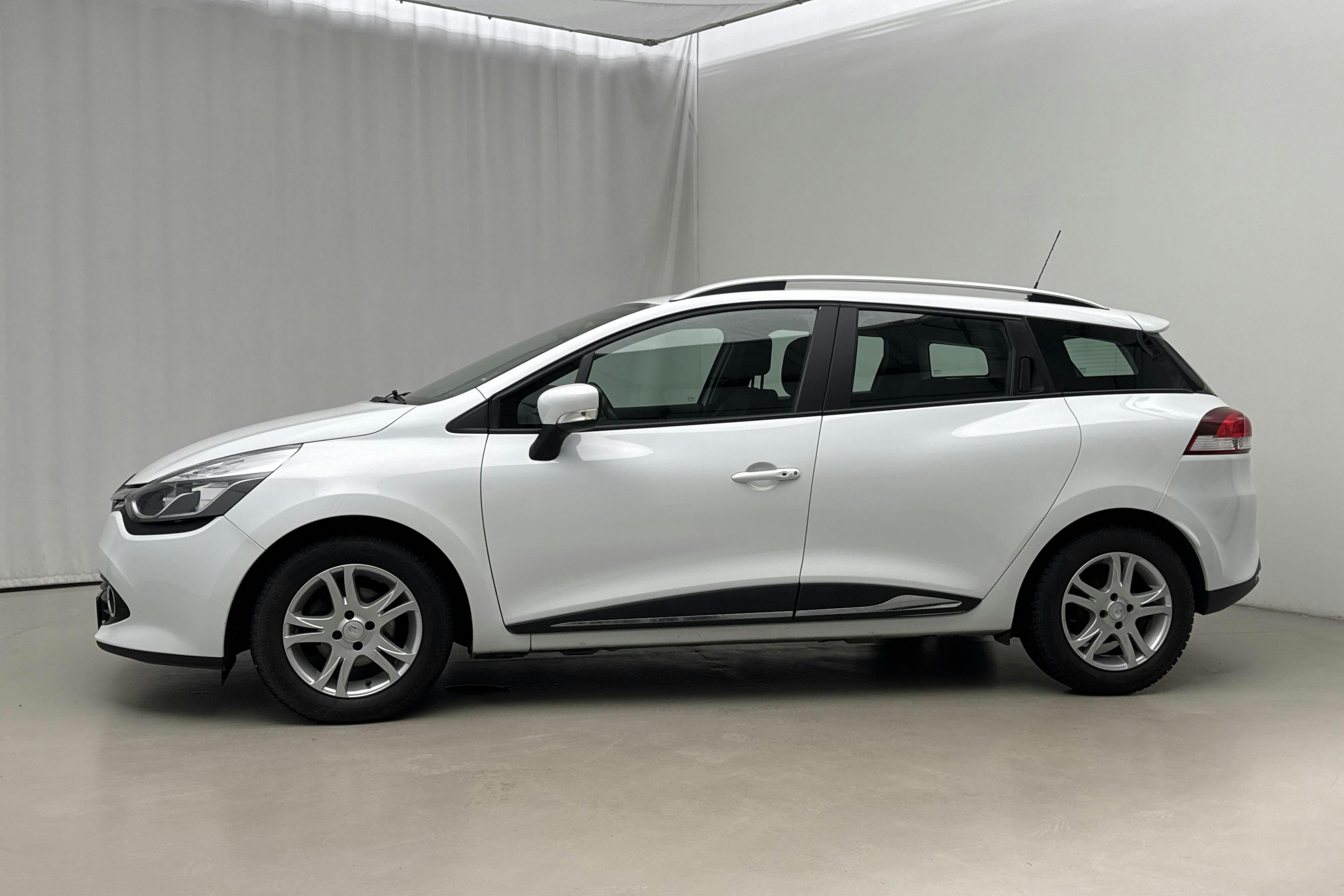 Presentation photo 2 of 16: Renault Clio IV 0.9 TCe 90 Sports Tourer (90hk) - 73 230 km - Manual - white - 2016