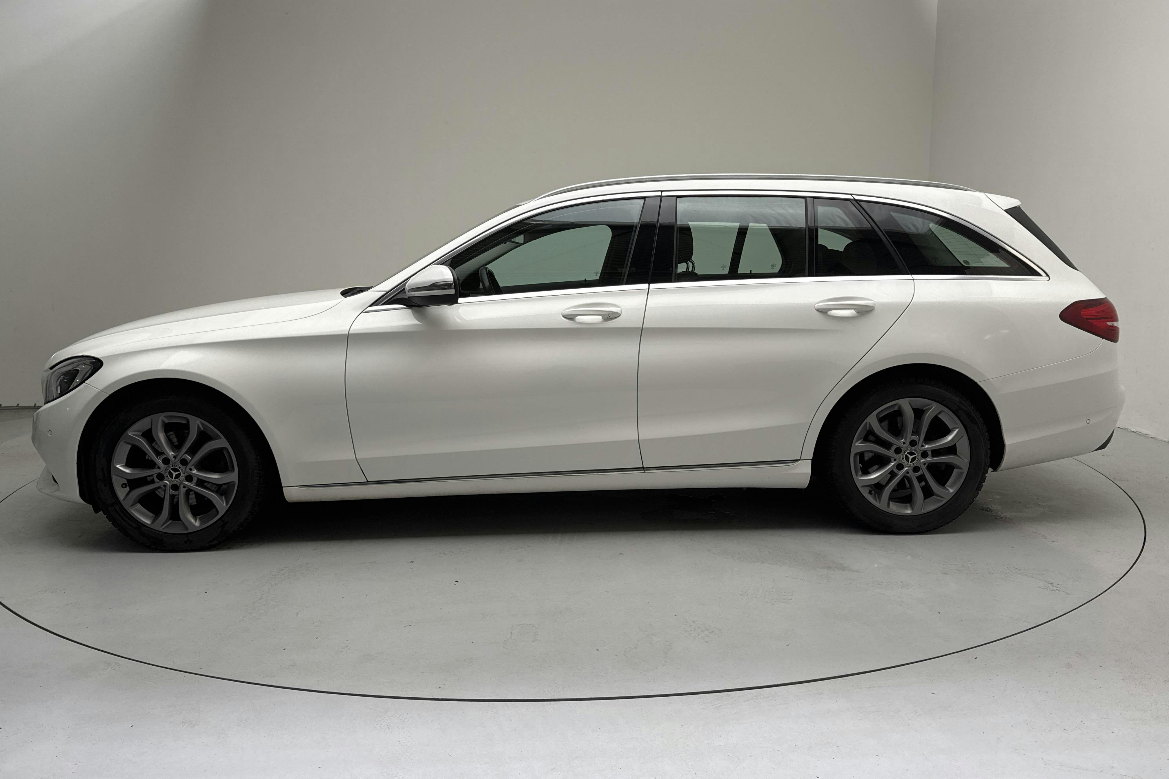 Presentation photo 2 of 12: Mercedes C 220 d Kombi S205 (170hk) - 147 780 km - Manual - white - 2018