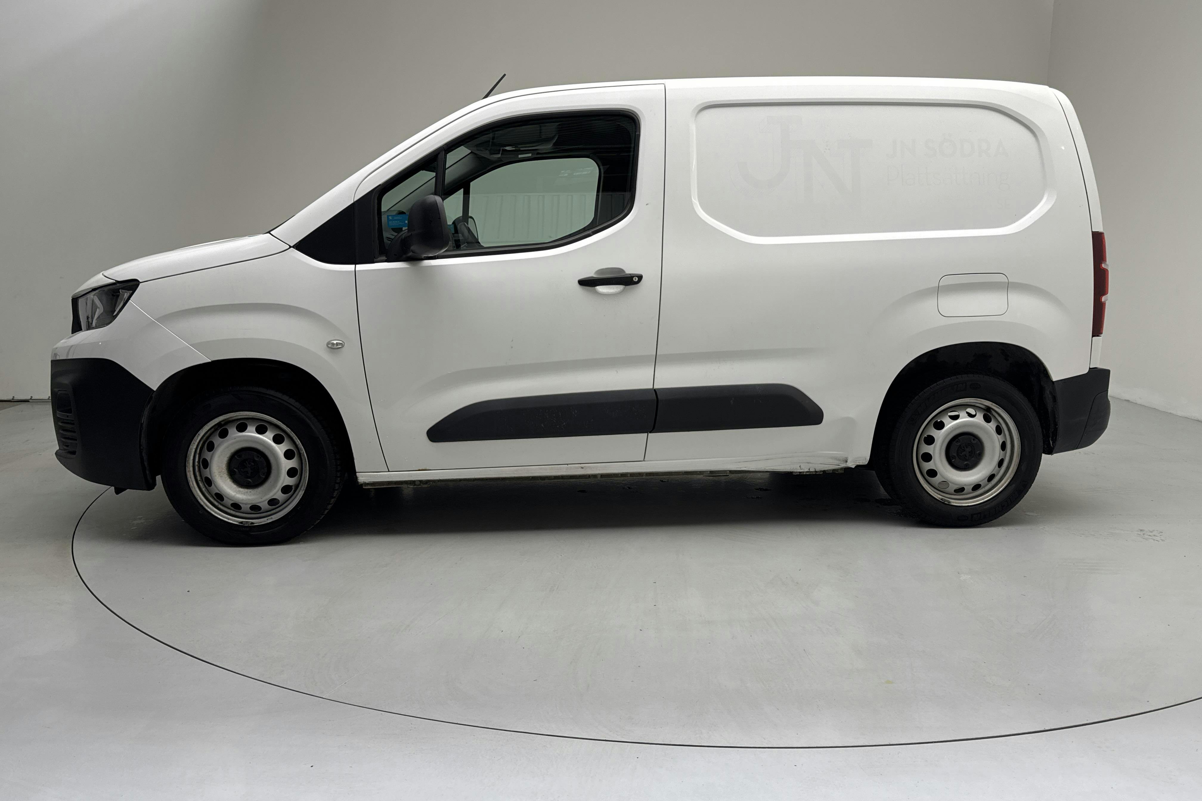 Presentationsfoto 2 av 11: Peugeot Partner 1.5 HDI Skåp (130hk) - 11 275 mil - Automat - vit - 2019