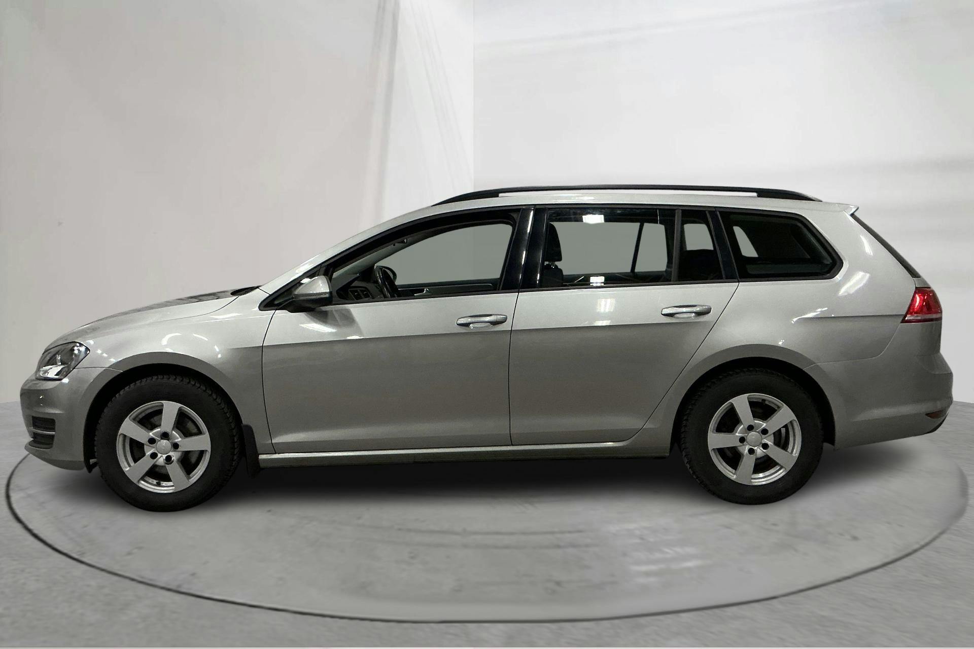 Esitlusfoto 2 aadressil 15: VW Golf VII 1.2 TSI Sportscombi (110hk) - 121 610 km - Käsitsi - hõbe - 2016