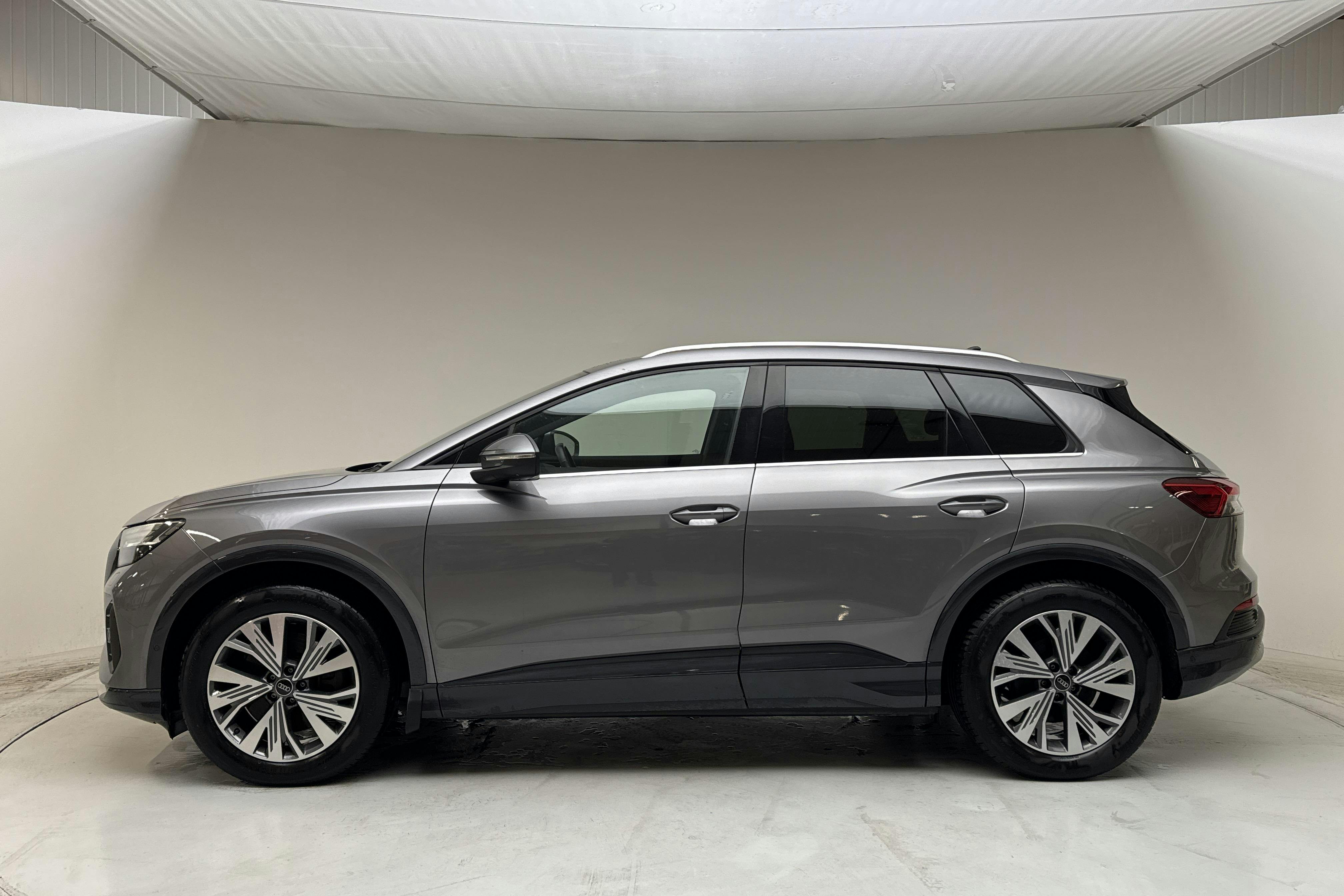 Presentation photo 2 of 16: Audi Q4 50 e-tron quattro 77kWh (299hk) - 46 130 km - Automatic - gray - 2023