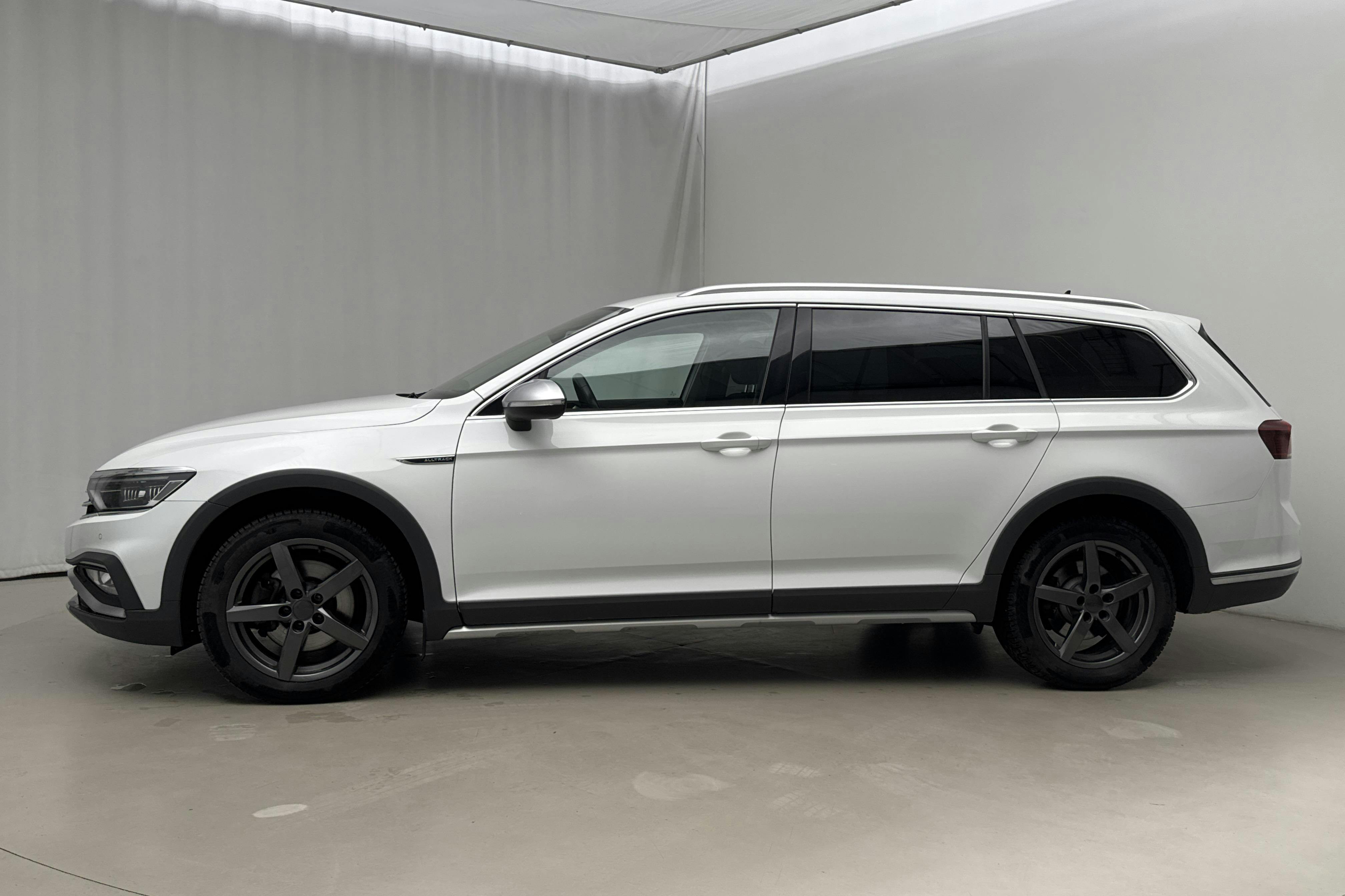 Presentation photo 2 of 23: VW Passat Alltrack 2.0 TDI Sportscombi 4Motion (200hk) - 94 810 km - Automatic - white - 2022