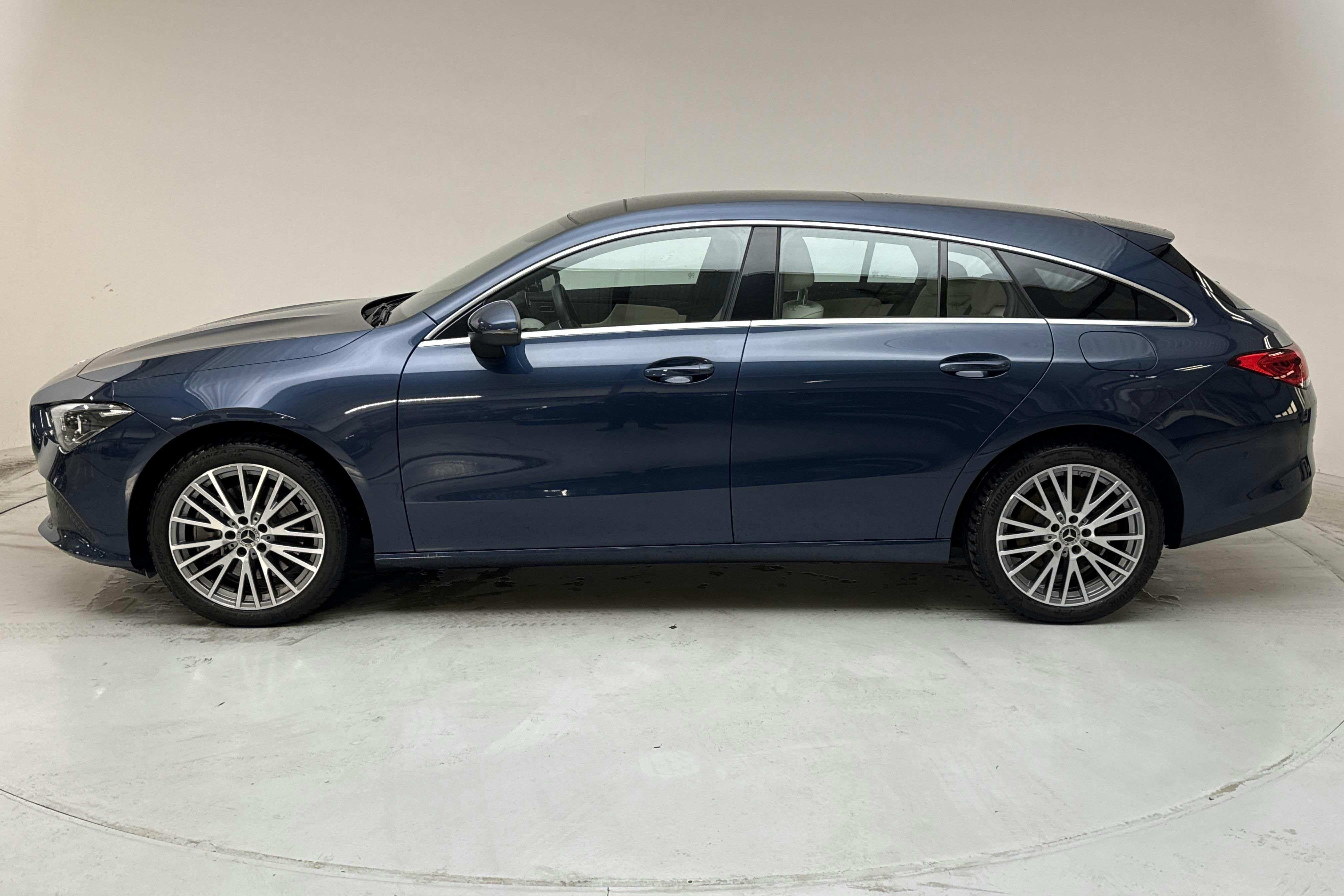 Presentationsfoto 2 av 16: Mercedes CLA 250 e Shooting Brake X118 (218hk) - 5 485 mil - Automat - blå - 2023