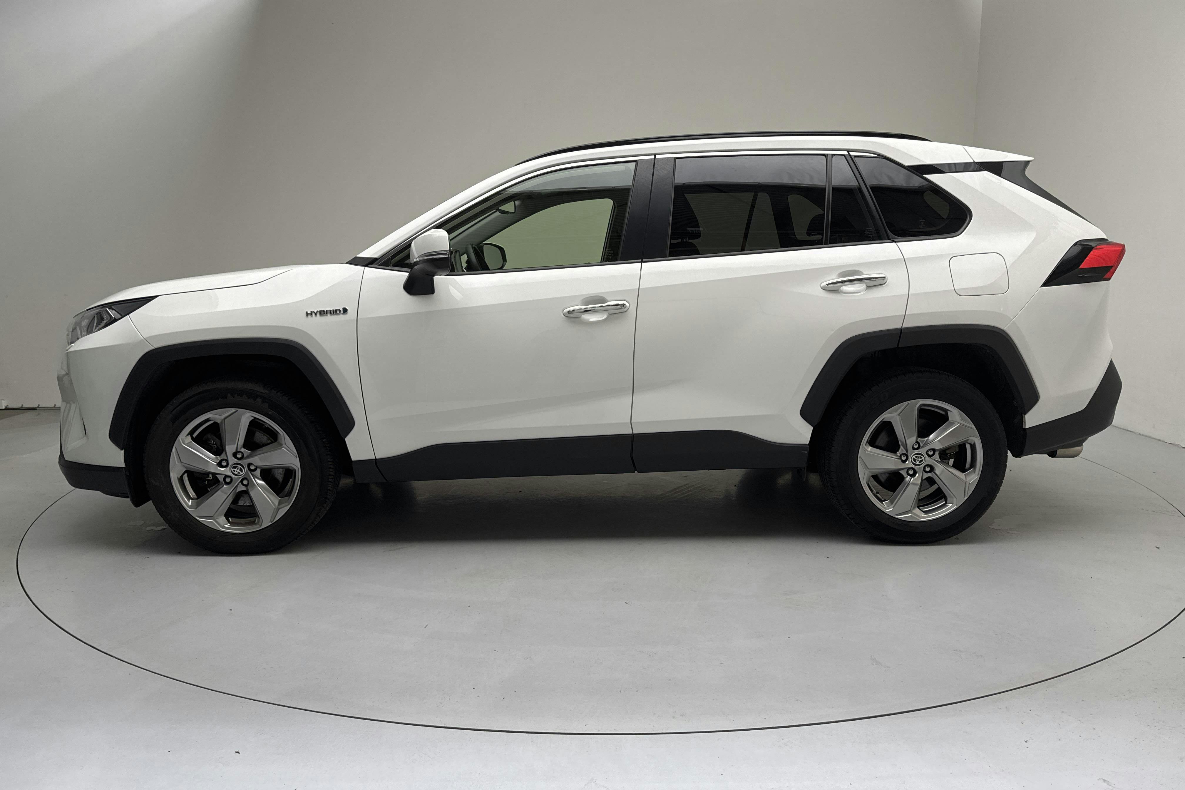 Presentation photo 2 of 13: Toyota RAV4 2.5 HSD AWD (222hk) - 83 990 km - Automatic - white - 2021
